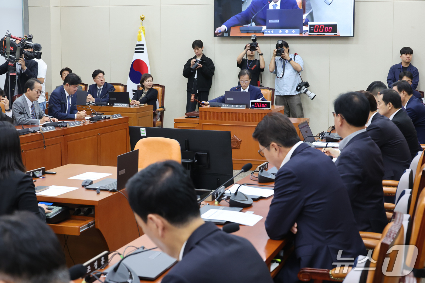 (서울=뉴스1) 신웅수 기자 = 유동수 위원장이 1일 서울 여의도 국회에서 열린 정무위원회 전체회의에서 의사봉을 두드리고 있다. 2026.10.1/뉴스1