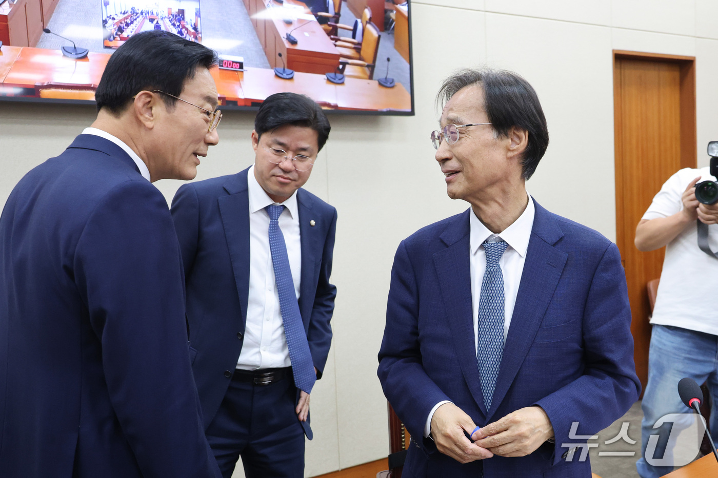(서울=뉴스1) 신웅수 기자 = 유동수 위원장과 박상혁 더불어민주당 간사, 서일준 국민의힘 간사가 1일 서울 여의도 국회에서 열린 정무위원회 전체회의에서 대화하고 있다. 2026. …