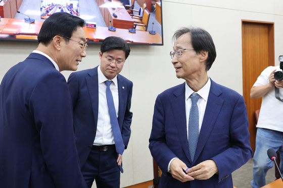 여야 간사와 대화하는 유동수 정무위원장