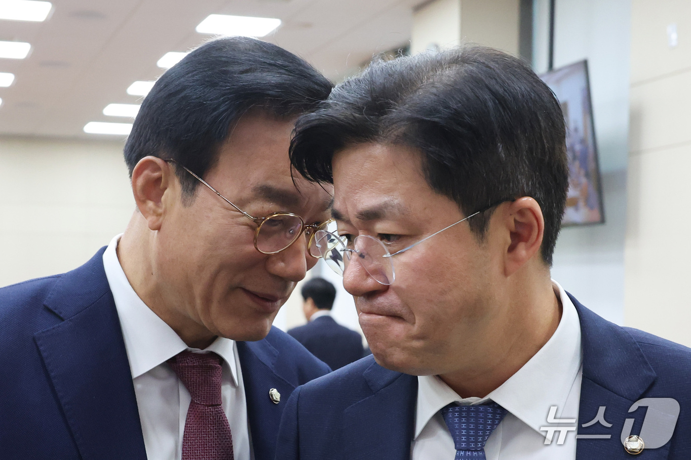 (서울=뉴스1) 신웅수 기자 = 박상혁 더불어민주당 간사와 서일준 국민의힘 간사가 1일 서울 여의도 국회에서 열린 정무위원회 전체회의에서 대화하고 있다. 2026.10.1/뉴스1