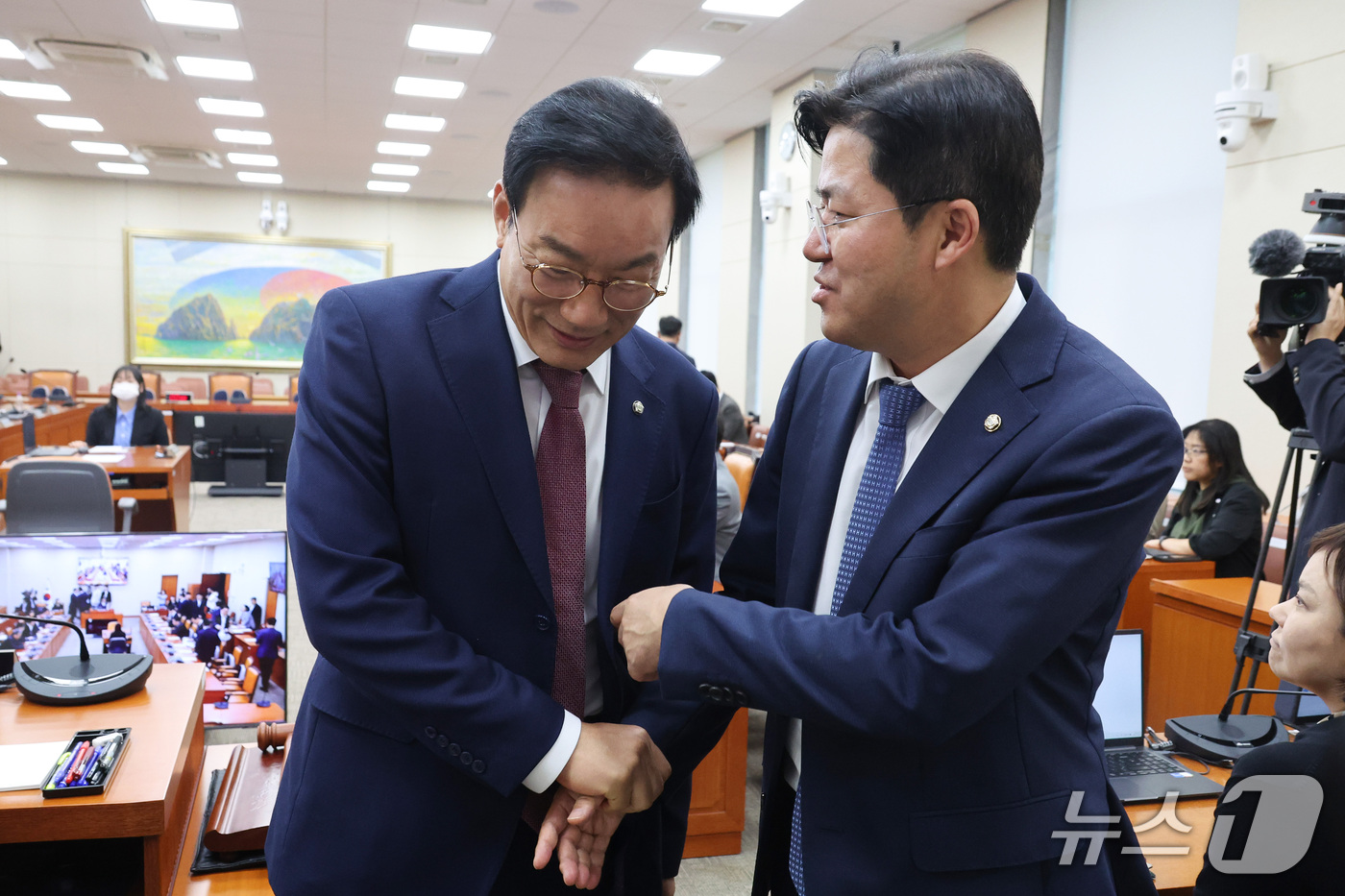 (서울=뉴스1) 신웅수 기자 = 유동수 위원장과 박상혁 더불어민주당 간사, 서일준 국민의힘 간사가 1일 서울 여의도 국회에서 열린 정무위원회 전체회의에서 대화하고 있다. 2026. …