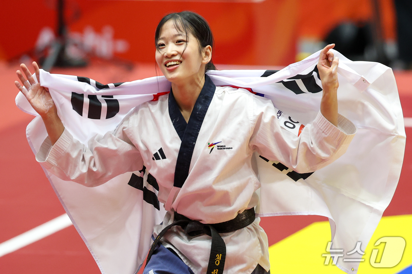 (도요하시=뉴스1) 안은나 기자 = 대한민국 정하은이 1일 일본 도요하시 체육관에서 열린 2026 아이치·나고야 아시안게임 태권도 여자 개인 품새 결승전에서 금메달을 확정 짓자 태 …