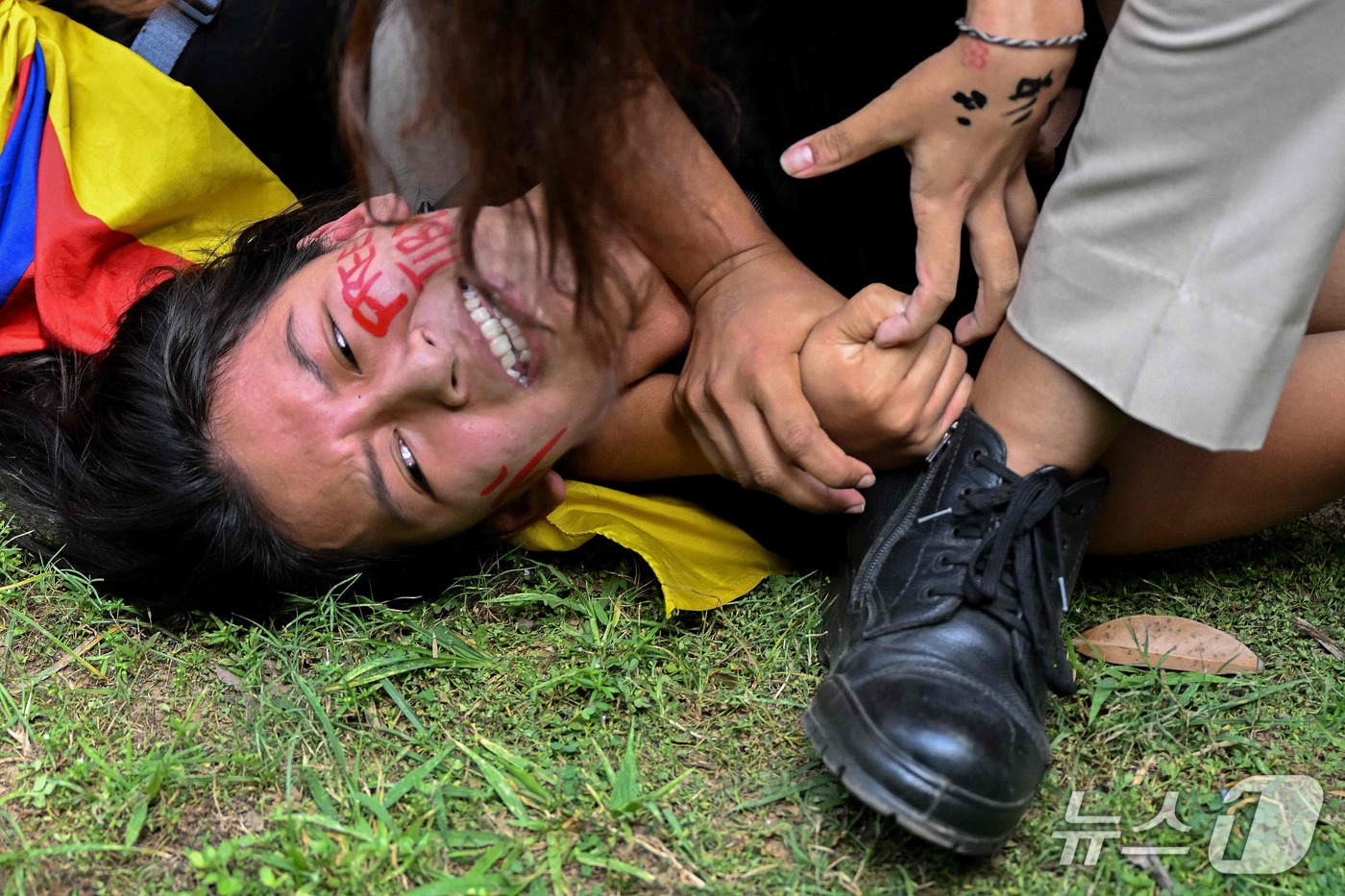 (뉴델리 AFP=뉴스1) 김범수 기자 = 1일(현지시간) 인도 뉴델리 중국 대사관 앞에서 중국 국경절을 맞아 열린 시위에 참가한 한 티베트 난민을 인도 경찰이 연행하고 있다. 20 …