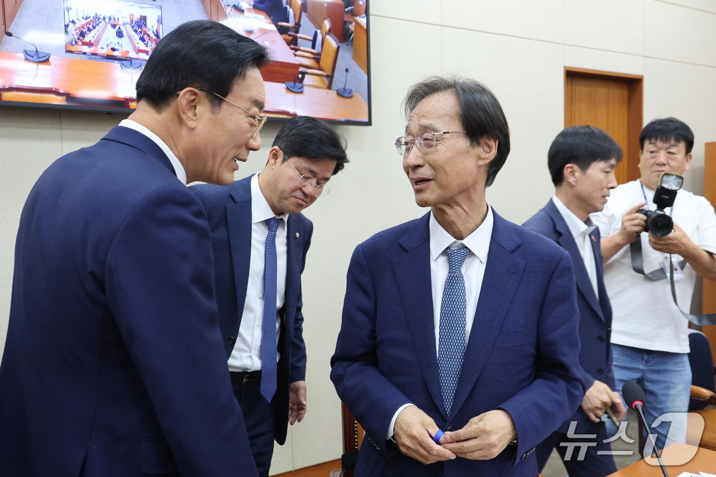 (서울=뉴스1) 신웅수 기자 = 유동수 위원장과 박상혁 더불어민주당 간사, 서일준 국민의힘 간사가 1일 서울 여의도 국회에서 열린 정무위원회 전체회의에서 대화하고 있다. 2026. …