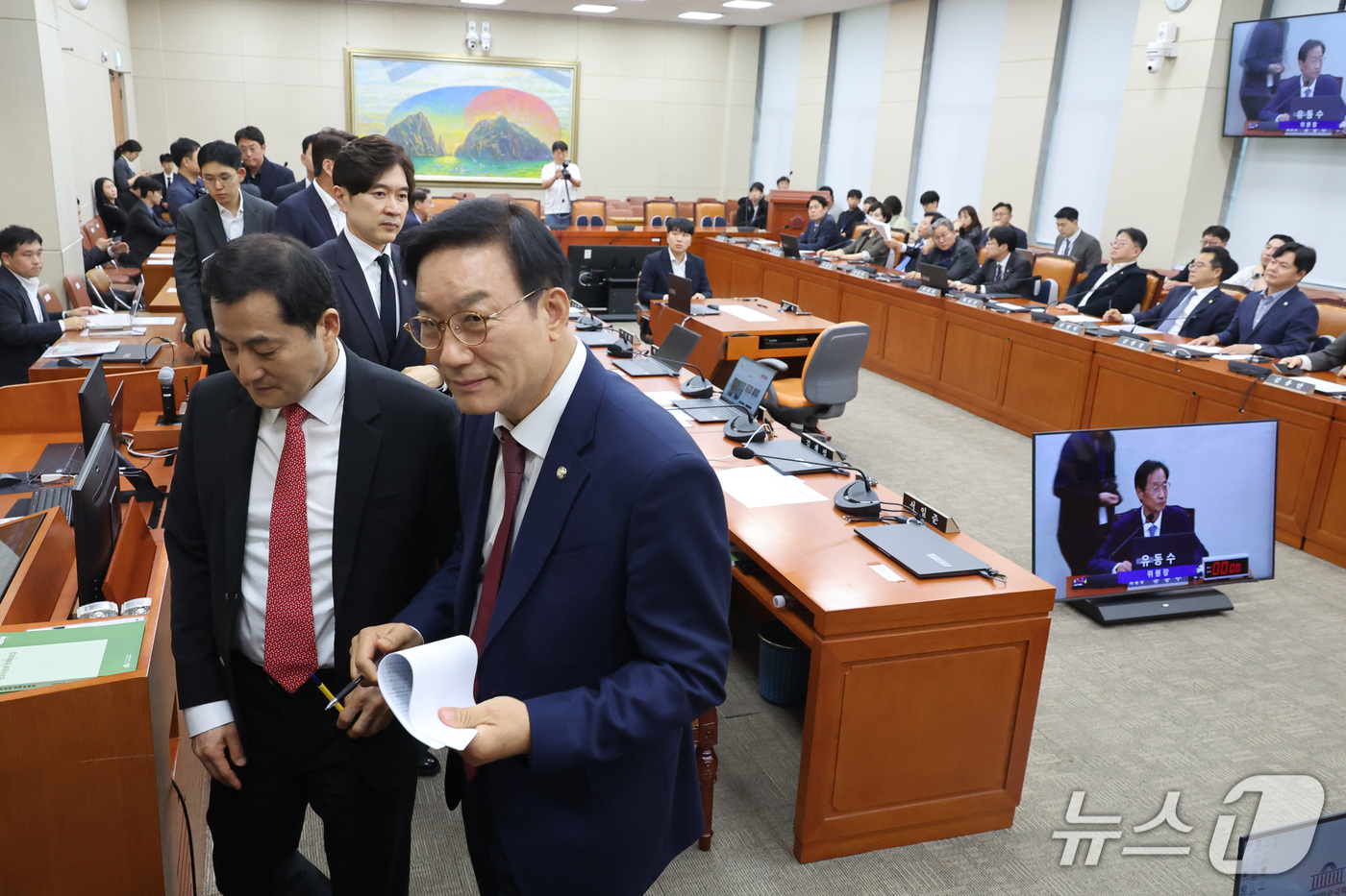 (서울=뉴스1) 신웅수 기자 = 국민의힘 의원들이 1일 서울 여의도 국회에서 열린 정무위원회 전체회의에서 국정감사 증인 등 출석요구의 건 통과에 앞서 퇴장하고 있다. 2026.10 …