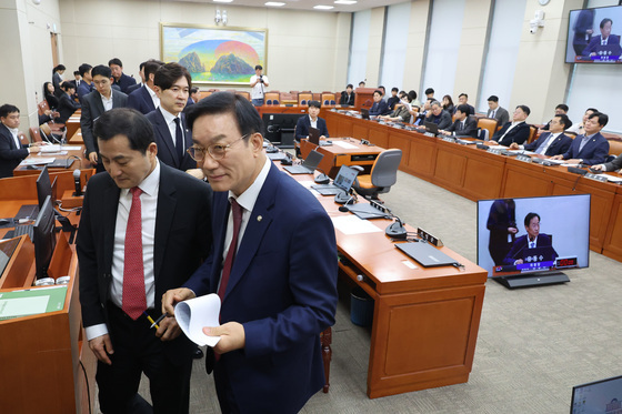 정무위 증인 채택 반발 퇴장하는 국민의힘