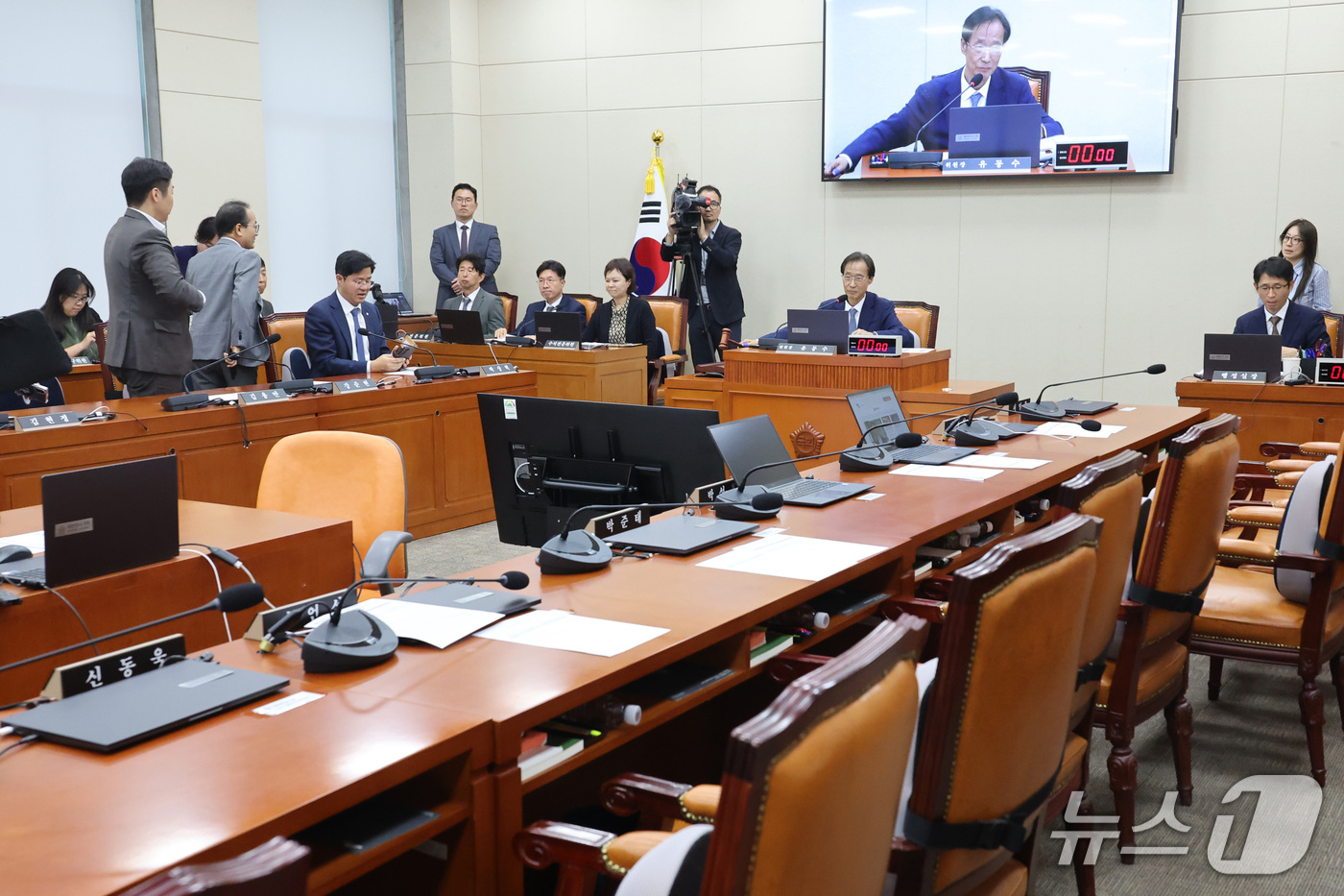 (서울=뉴스1) 신웅수 기자 = 유동수 위원장이 1일 서울 여의도 국회에서 열린 정무위원회 전체회의에서 국정감사 증인 등 출석요구의 건을 통과시키고 있다. 2026.10.1/뉴스1 …
