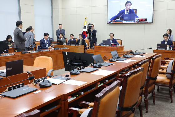 野 반발 퇴장 속 통과되는 정무위 국감 증인 채택의 건