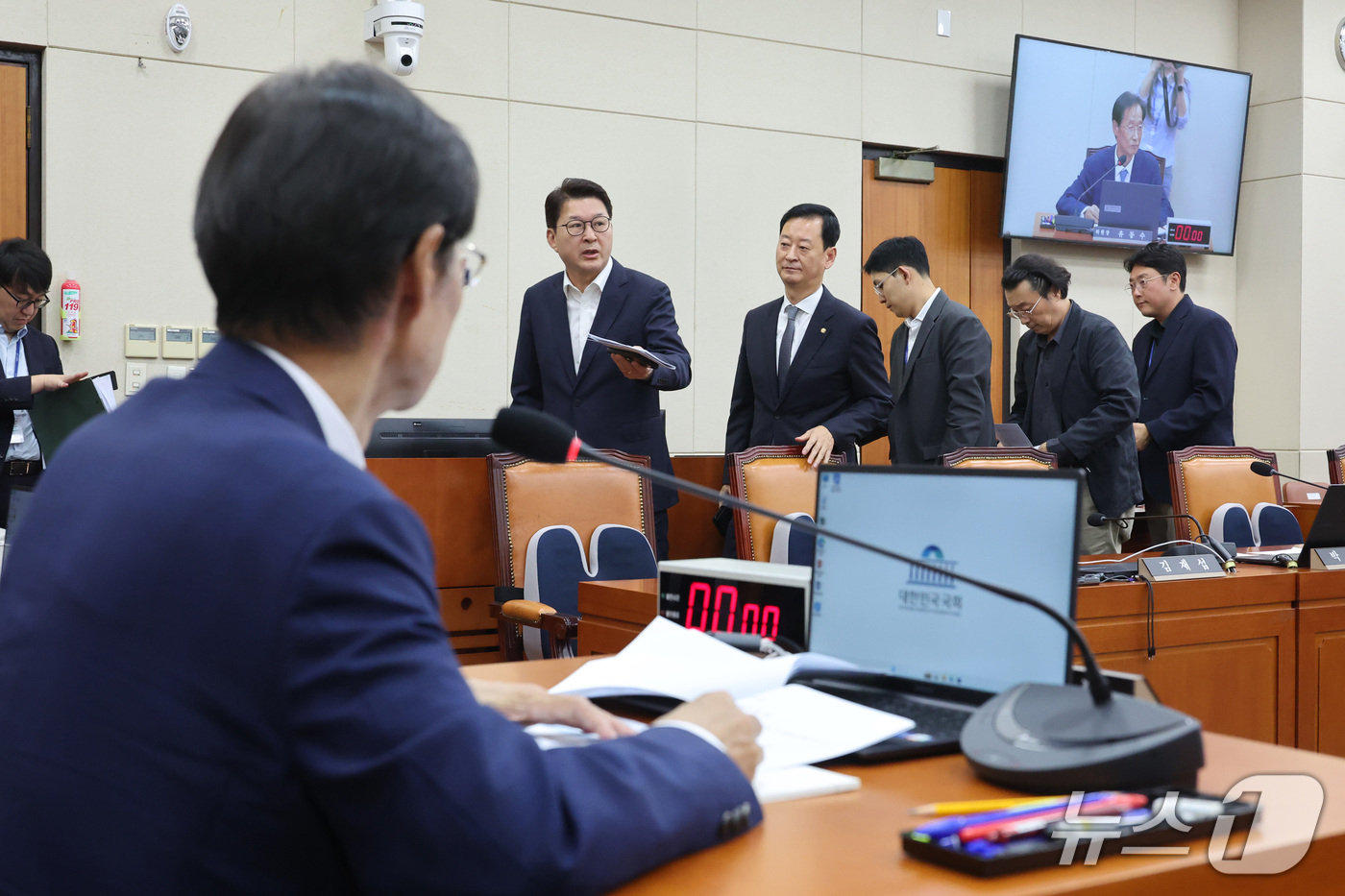 (서울=뉴스1) 신웅수 기자 = 국민의힘 의원들이 1일 서울 여의도 국회에서 열린 정무위원회 전체회의에서 국정감사 증인 등 출석요구의 건 통과에 앞서 퇴장하고 있다. 2026.10 …