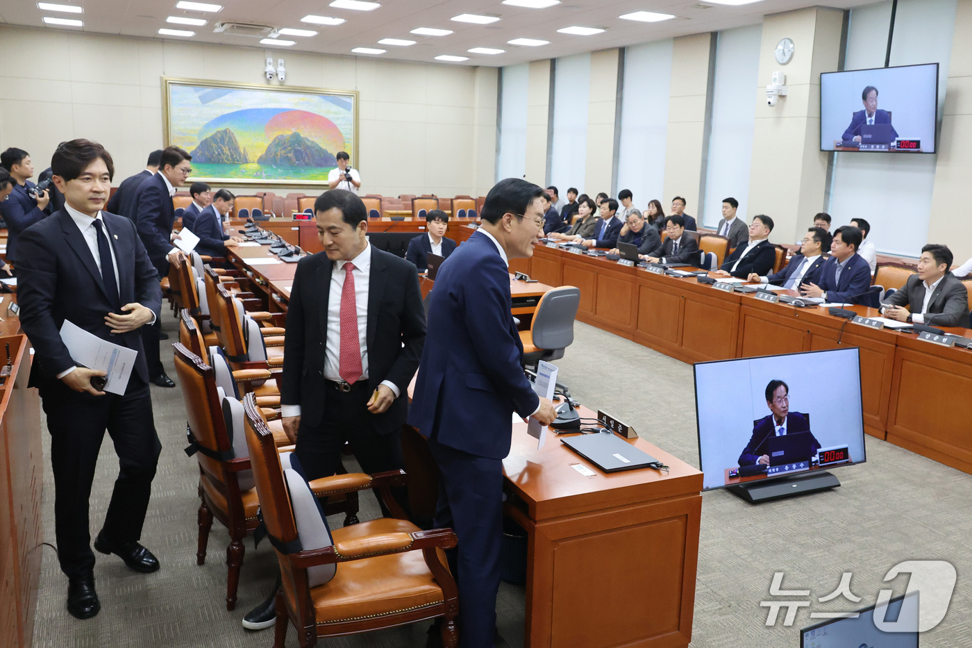 (서울=뉴스1) 신웅수 기자 = 국민의힘 의원들이 1일 서울 여의도 국회에서 열린 정무위원회 전체회의에서 국정감사 증인 등 출석요구의 건 통과에 앞서 퇴장하고 있다. 2026.10 …