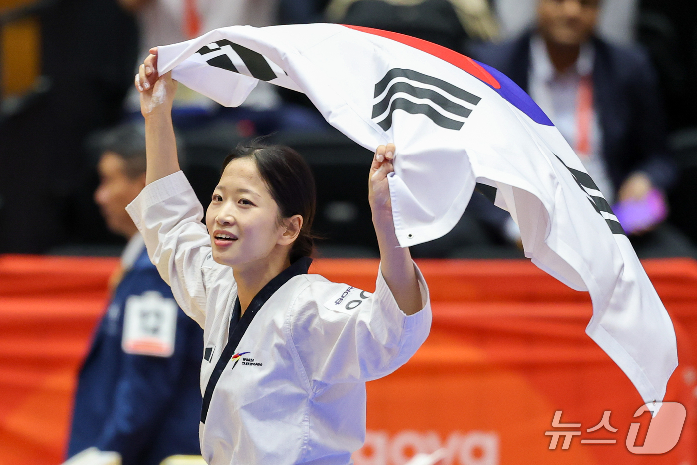 (도요하시=뉴스1) 안은나 기자 = 대한민국 정하은이 1일 일본 도요하시 체육관에서 열린 2026 아이치·나고야 아시안게임 태권도 여자 개인 품새 결승전에서 금메달을 확정 짓자 태 …