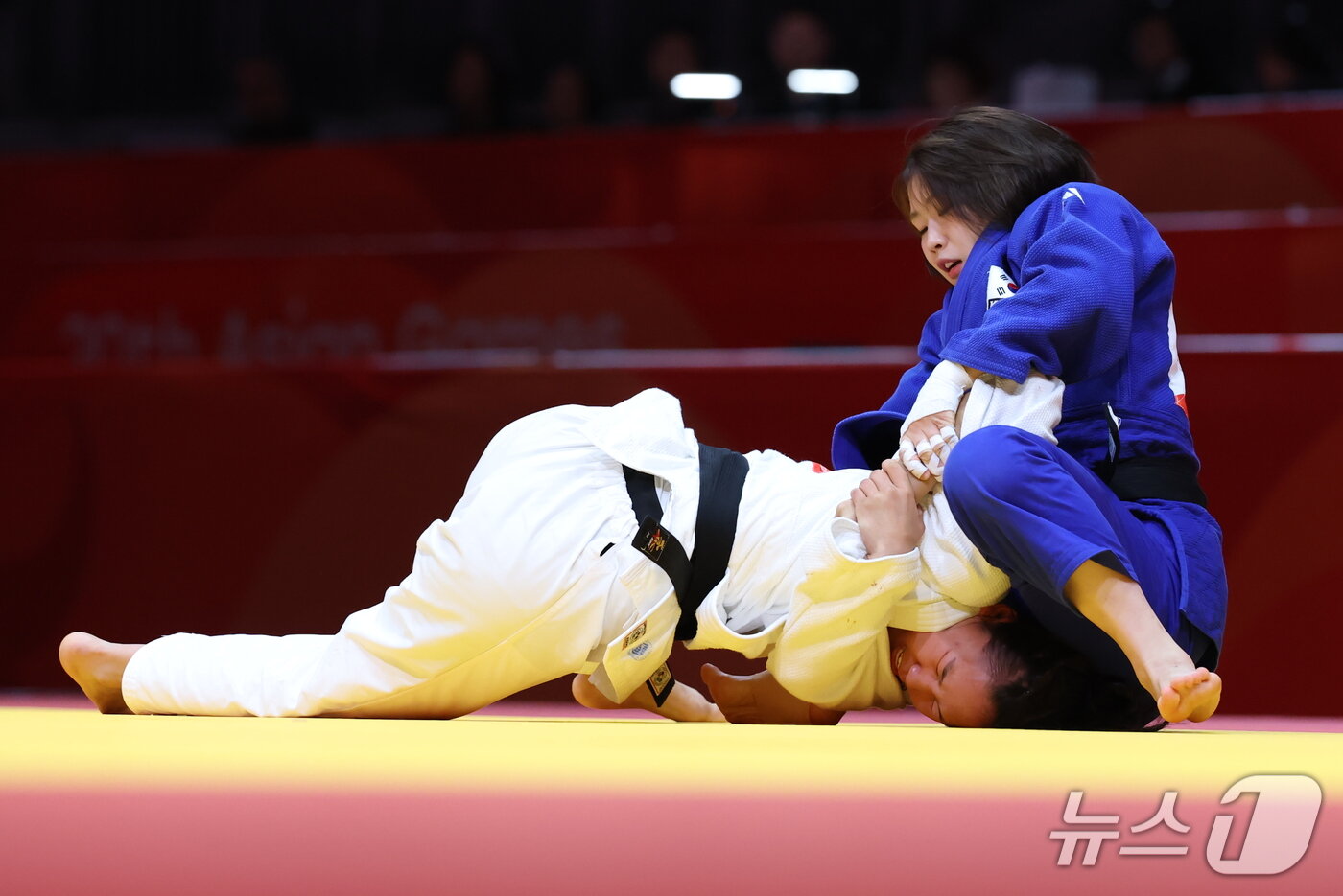 본문 이미지 - 대한민국 허미미가 1일 일본 아이치 인터내셔널 아레나에서 열린 2026 아이치·나고야 아시안게임 유도 여자 57kg급 결승에서 몽골 대표 테르비시 아리운자야와 맞대결을 펼치고 있다. 2026.10.1 ⓒ 뉴스1 김민지 기자