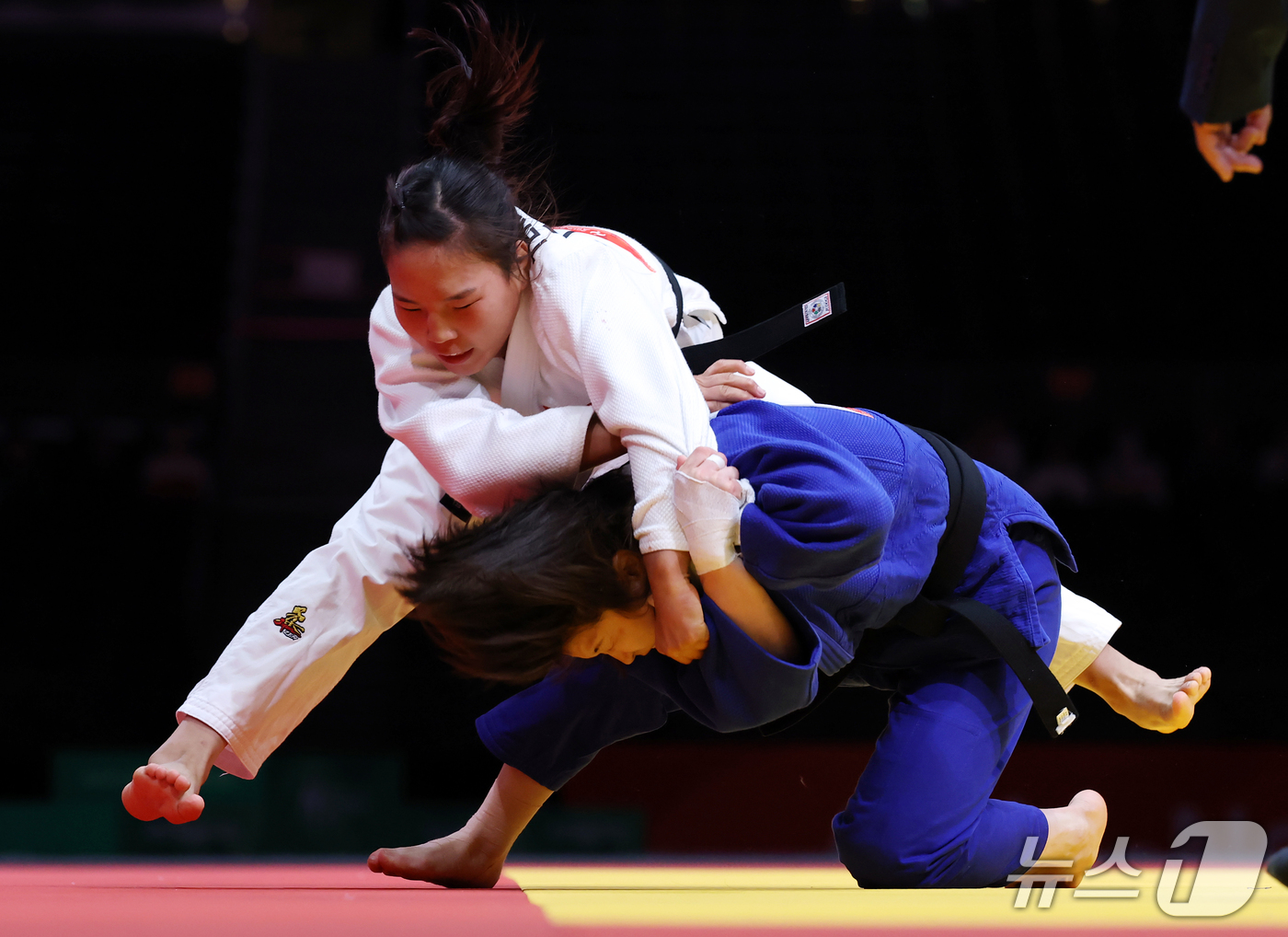 (나고야=뉴스1) 김민지 기자 = 대한민국 허미미가 1일 일본 아이치 인터내셔널 아레나에서 열린 2026 아이치·나고야 아시안게임 유도 여자 57kg급 결승에서 몽골 대표 테르비시 …