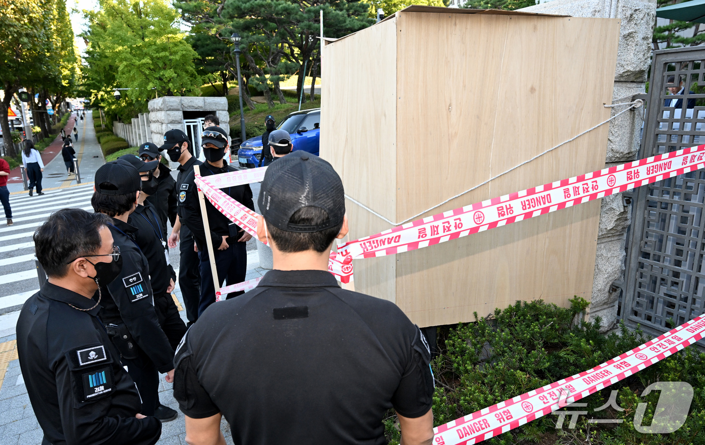 (서울=뉴스1) 최지환 기자 = 공소청 출범을 하루 앞둔 1일 서울 서초구 대검찰청에서 비공개 현판 교체 작업이 진행되고 있다. (공동취재) 2026.10.1/뉴스1