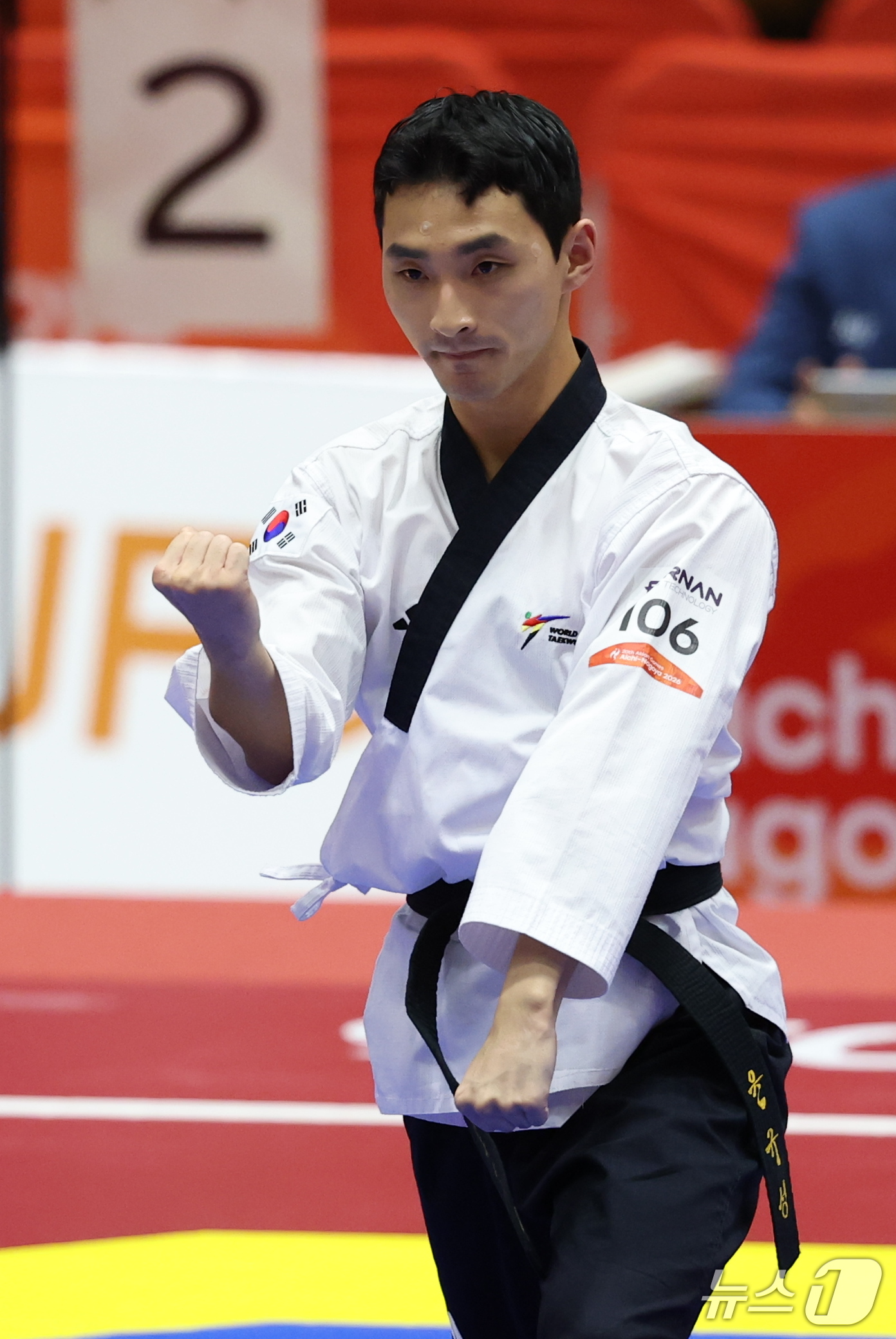 (도요하시=뉴스1) 안은나 기자 = 대한민국 윤규성이 1일 일본 도요하시 체육관에서 열린 2026 아이치·나고야 아시안게임 태권도 남자 개인 품새 결승전에서 경연을 펼치고 있다. …