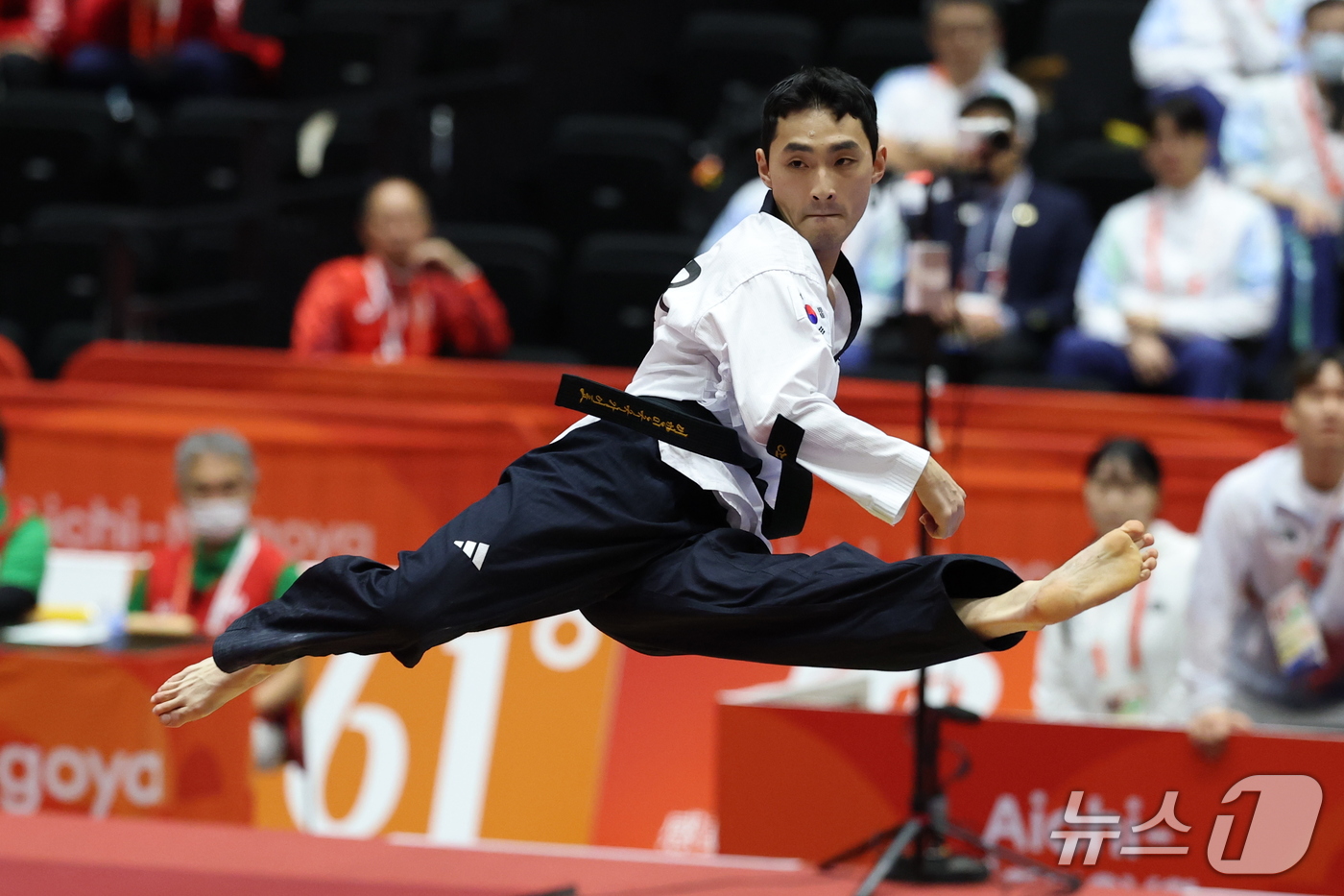 (도요하시=뉴스1) 안은나 기자 = 대한민국 윤규성이 1일 일본 도요하시 체육관에서 열린 2026 아이치·나고야 아시안게임 태권도 남자 개인 품새 결승전에서 경연을 펼치고 있다. …