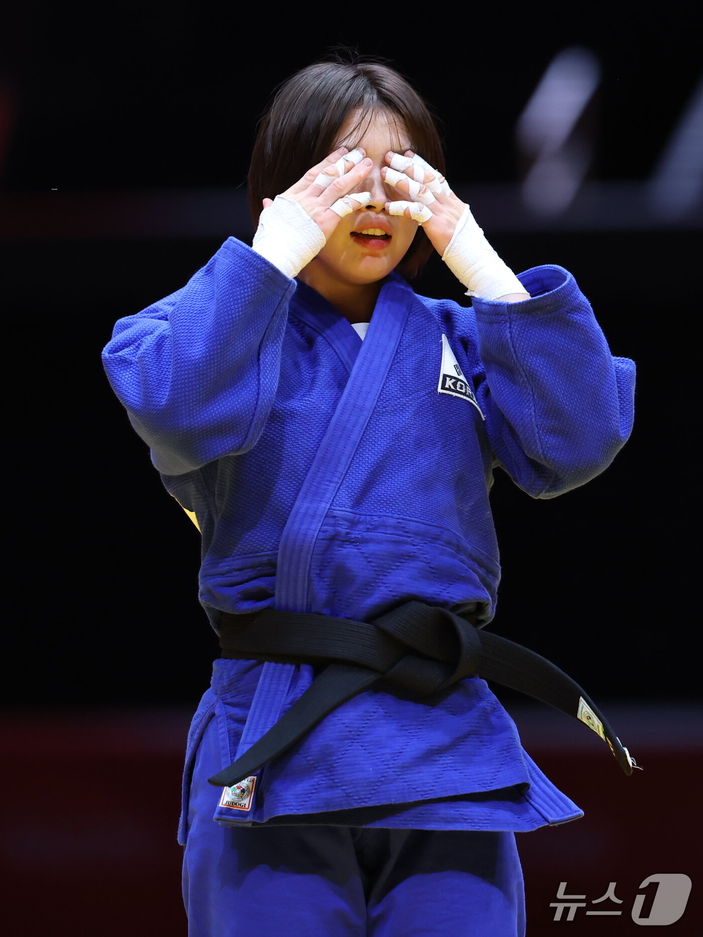 본문 이미지 - 대한민국 허미미가 1일 일본 아이치 인터내셔널 아레나에서 열린 2026 아이치·나고야 아시안게임 유도 여자 57kg급 결승에서 금메달을 확정 지은 후 눈물을 닦고 있다. 2026.10.1 ⓒ 뉴스1 김민지 기자