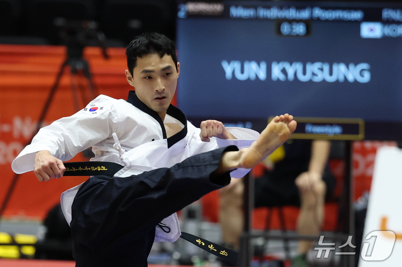 (도요하시=뉴스1) 안은나 기자 = 대한민국 윤규성이 1일 일본 도요하시 체육관에서 열린 2026 아이치·나고야 아시안게임 태권도 남자 개인 품새 결승전에서 경연을 펼치고 있다. …