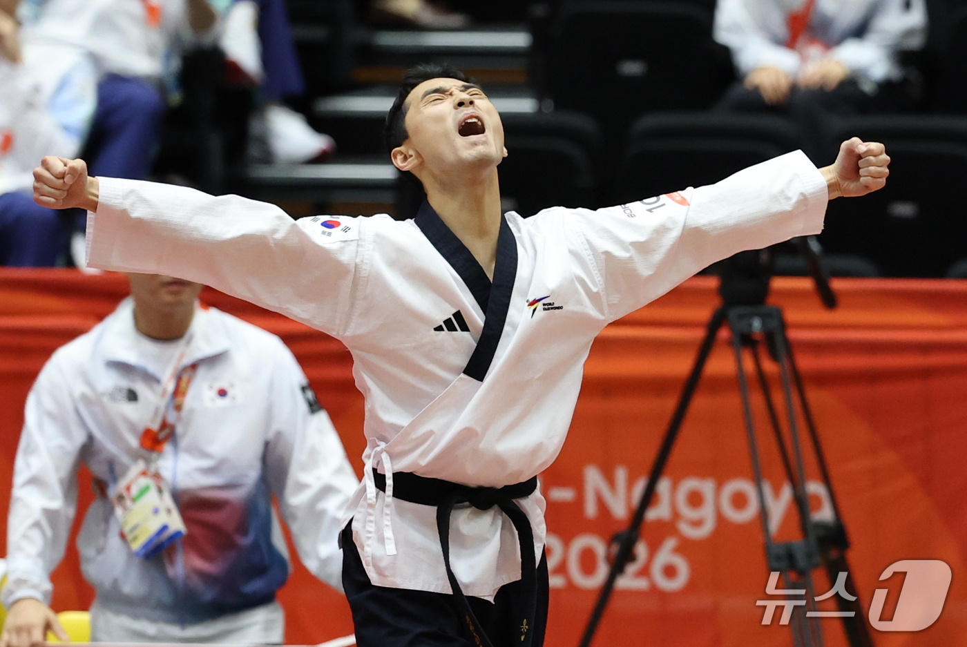 (도요하시=뉴스1) 안은나 기자 = 대한민국 윤규성이 1일 일본 도요하시 체육관에서 열린 2026 아이치·나고야 아시안게임 태권도 남자 개인 품새 결승전에서 금메달이 확정된 후 환 …