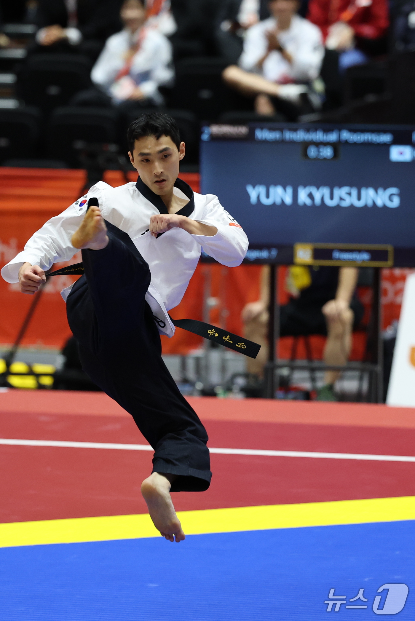 (도요하시=뉴스1) 안은나 기자 = 대한민국 윤규성이 1일 일본 도요하시 체육관에서 열린 2026 아이치·나고야 아시안게임 태권도 남자 개인 품새 결승전에서 경연을 펼치고 있다. …