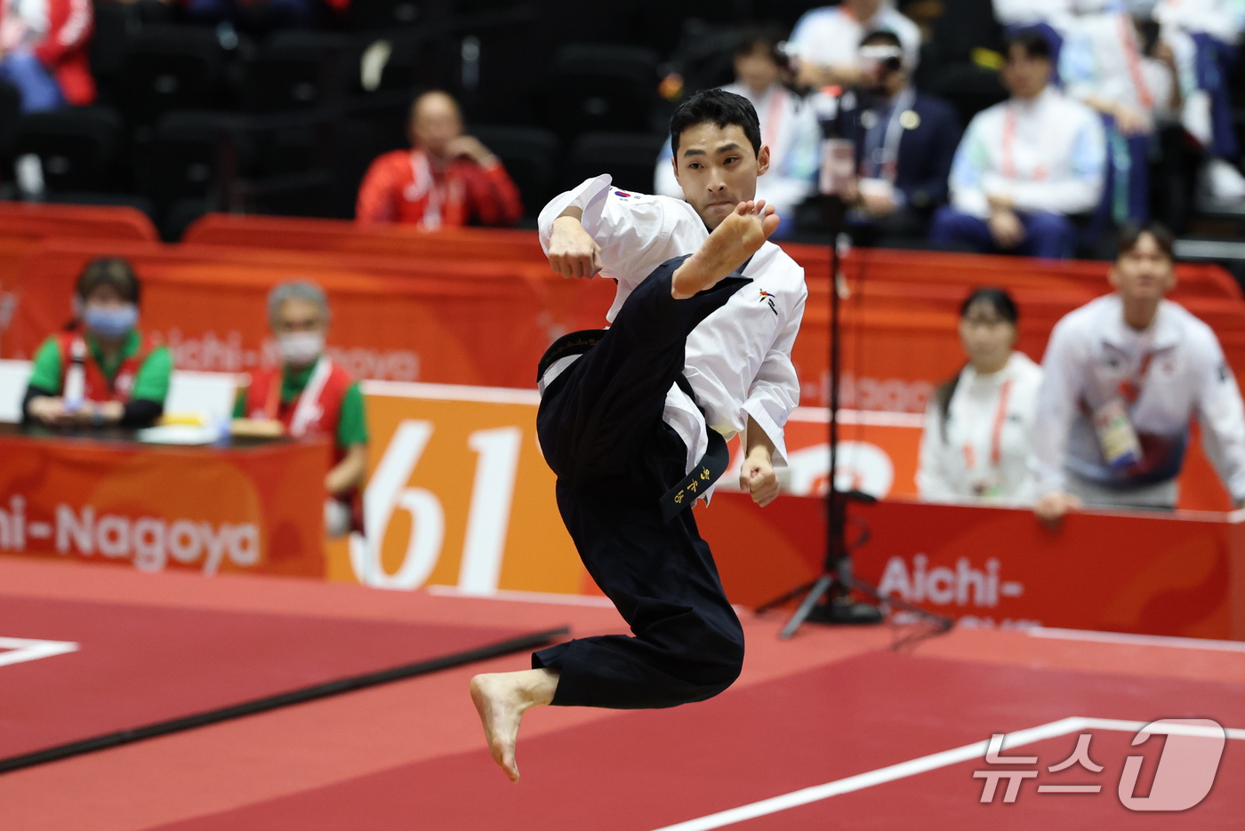 (도요하시=뉴스1) 안은나 기자 = 대한민국 윤규성이 1일 일본 도요하시 체육관에서 열린 2026 아이치·나고야 아시안게임 태권도 남자 개인 품새 결승전에서 경연을 펼치고 있다. …