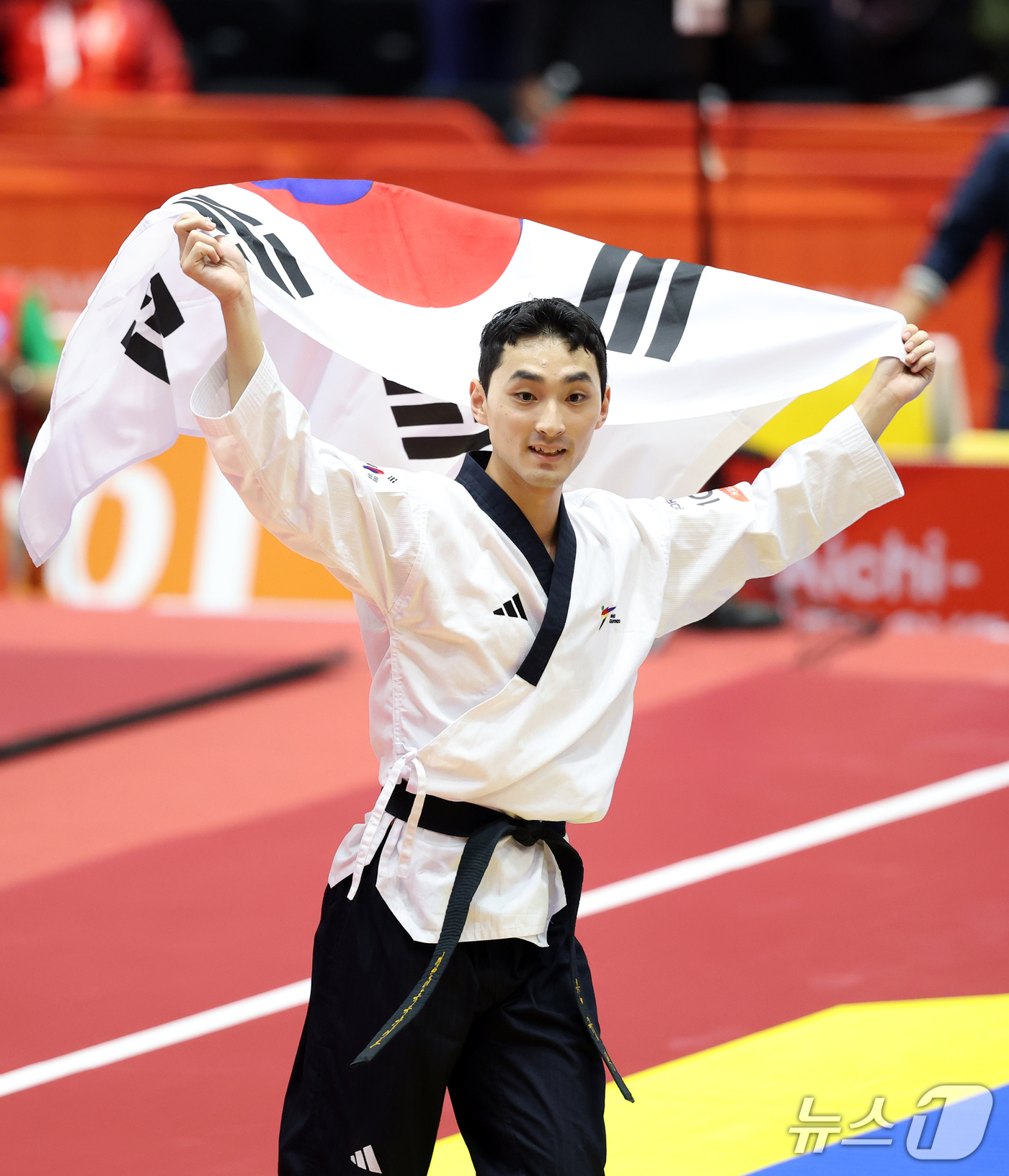 (도요하시=뉴스1) 안은나 기자 = 대한민국 윤규성이 1일 일본 도요하시 체육관에서 열린 2026 아이치·나고야 아시안게임 태권도 남자 개인 품새 결승전에서 금메달을 획득한 후 태 …