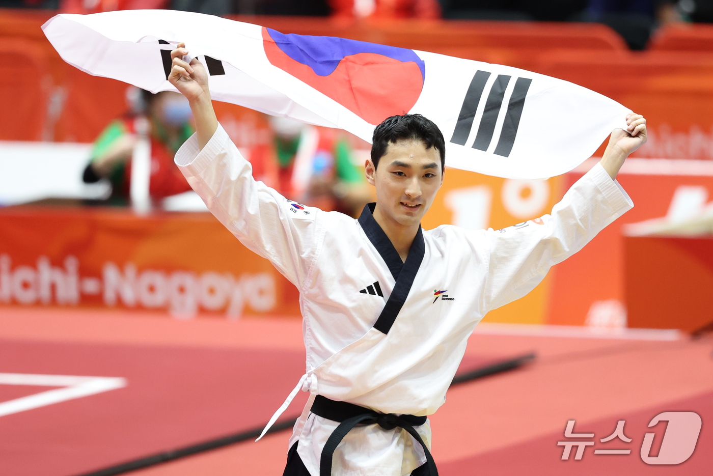 (도요하시=뉴스1) 안은나 기자 = 대한민국 윤규성이 1일 일본 도요하시 체육관에서 열린 2026 아이치·나고야 아시안게임 태권도 남자 개인 품새 결승전에서 금메달을 획득한 후 태 …