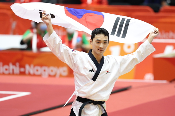 태극기 휘날리는 윤규성 '금메달'