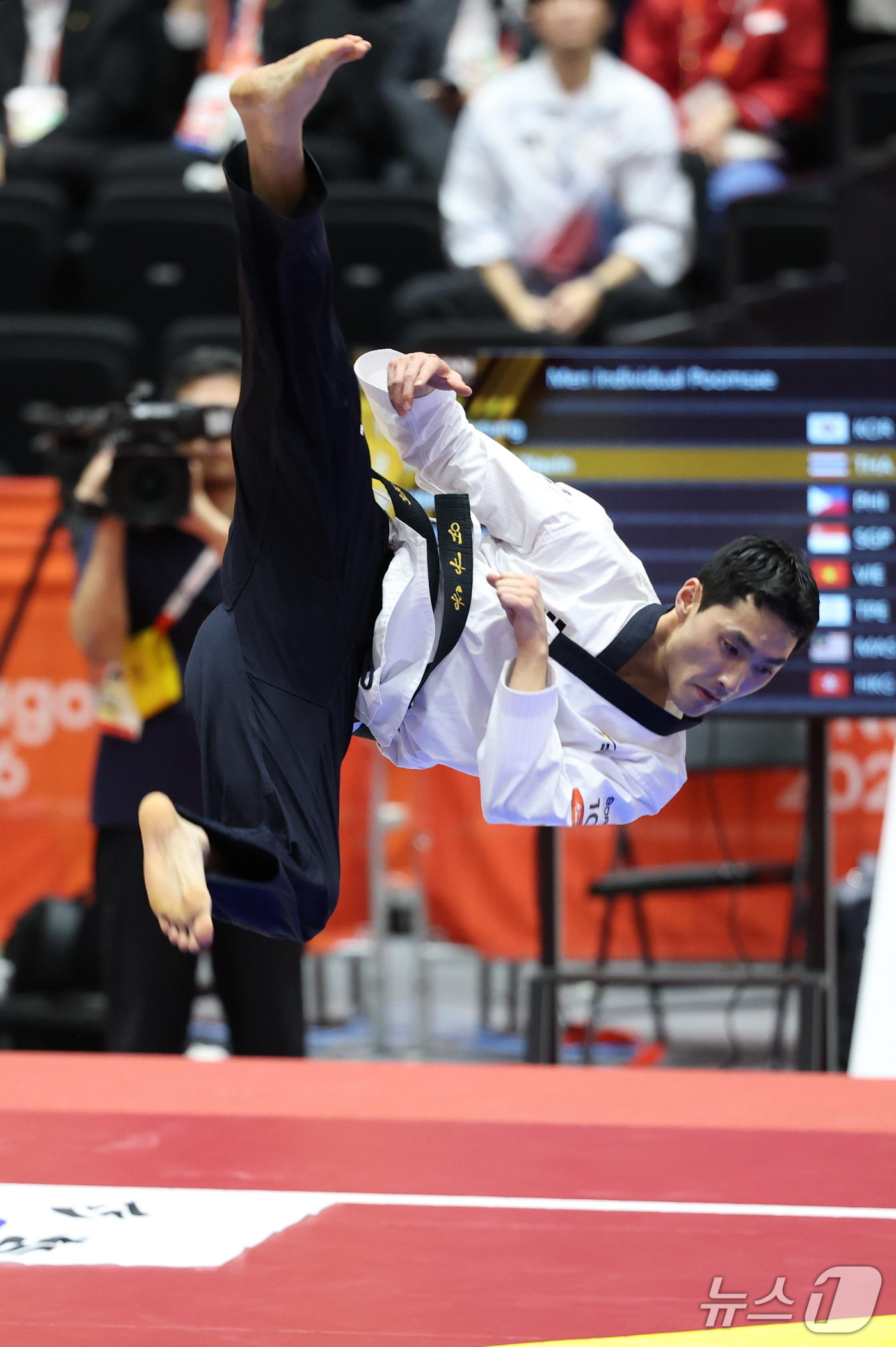 (도요하시=뉴스1) 안은나 기자 = 대한민국 윤규성이 1일 일본 도요하시 체육관에서 열린 2026 아이치·나고야 아시안게임 태권도 남자 개인 품새 결승전에서 금메달이 확정된 후 돌 …