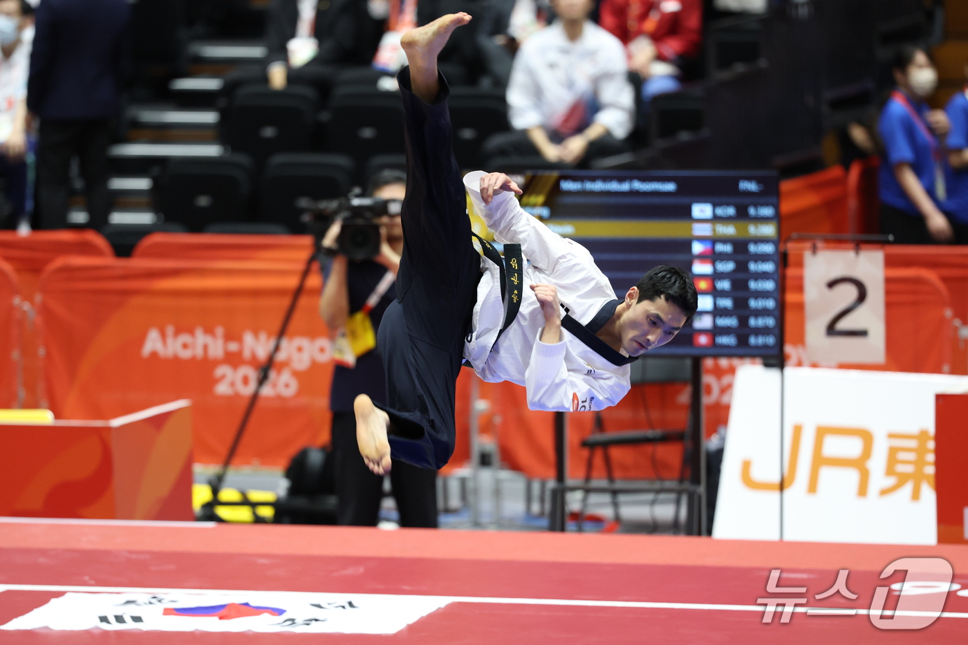 (도요하시=뉴스1) 안은나 기자 = 대한민국 윤규성이 1일 일본 도요하시 체육관에서 열린 2026 아이치·나고야 아시안게임 태권도 남자 개인 품새 결승전에서 금메달이 확정된 후 돌 …