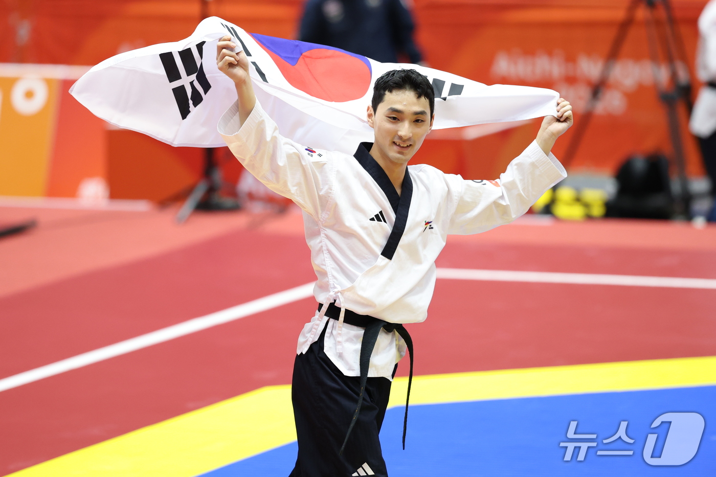 (도요하시=뉴스1) 안은나 기자 = 대한민국 윤규성이 1일 일본 도요하시 체육관에서 열린 2026 아이치·나고야 아시안게임 태권도 남자 개인 품새 결승전에서 금메달을 획득한 후 태 …