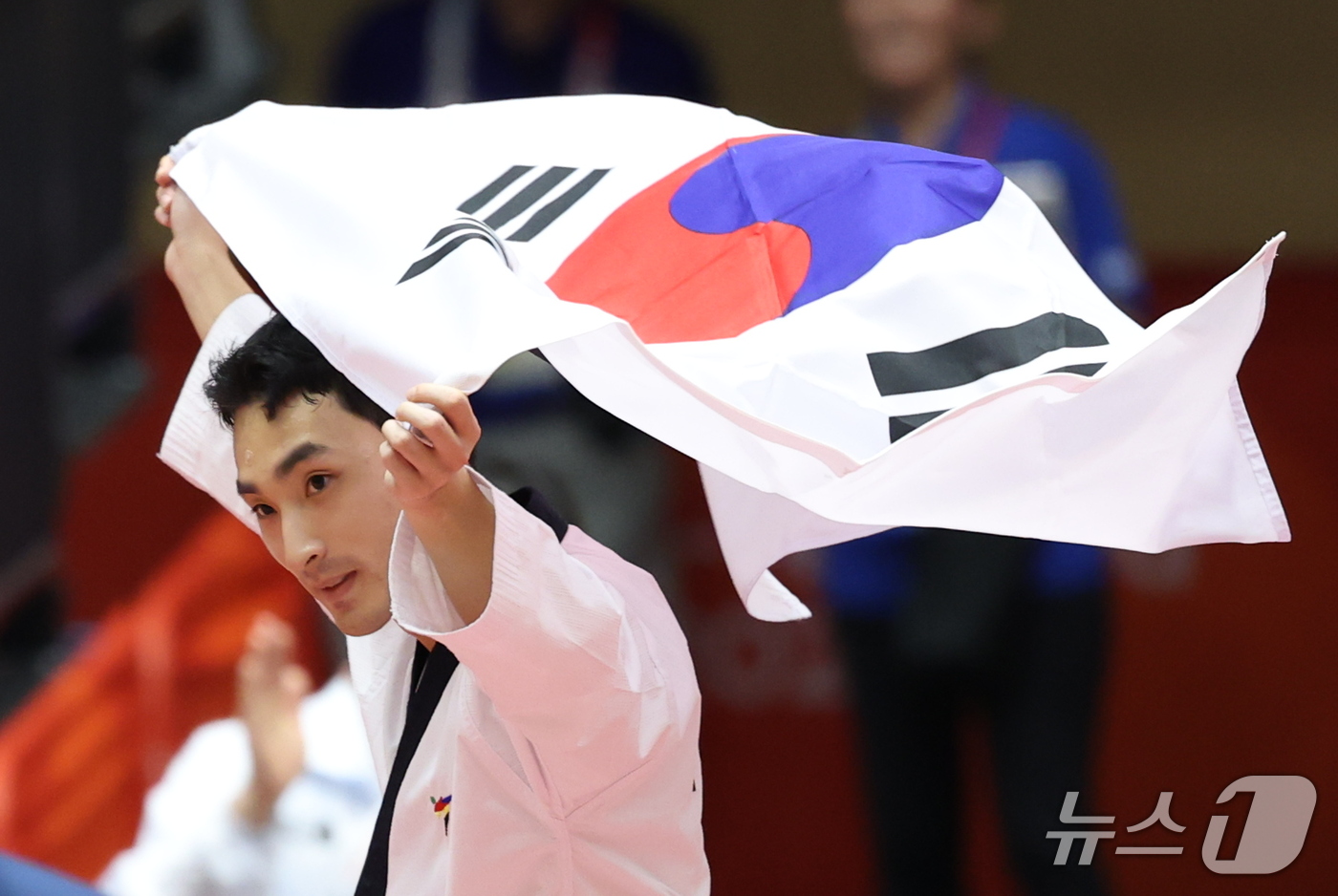 (도요하시=뉴스1) 안은나 기자 = 대한민국 윤규성이 1일 일본 도요하시 체육관에서 열린 2026 아이치·나고야 아시안게임 태권도 남자 개인 품새 결승전에서 금메달을 획득한 후 태 …