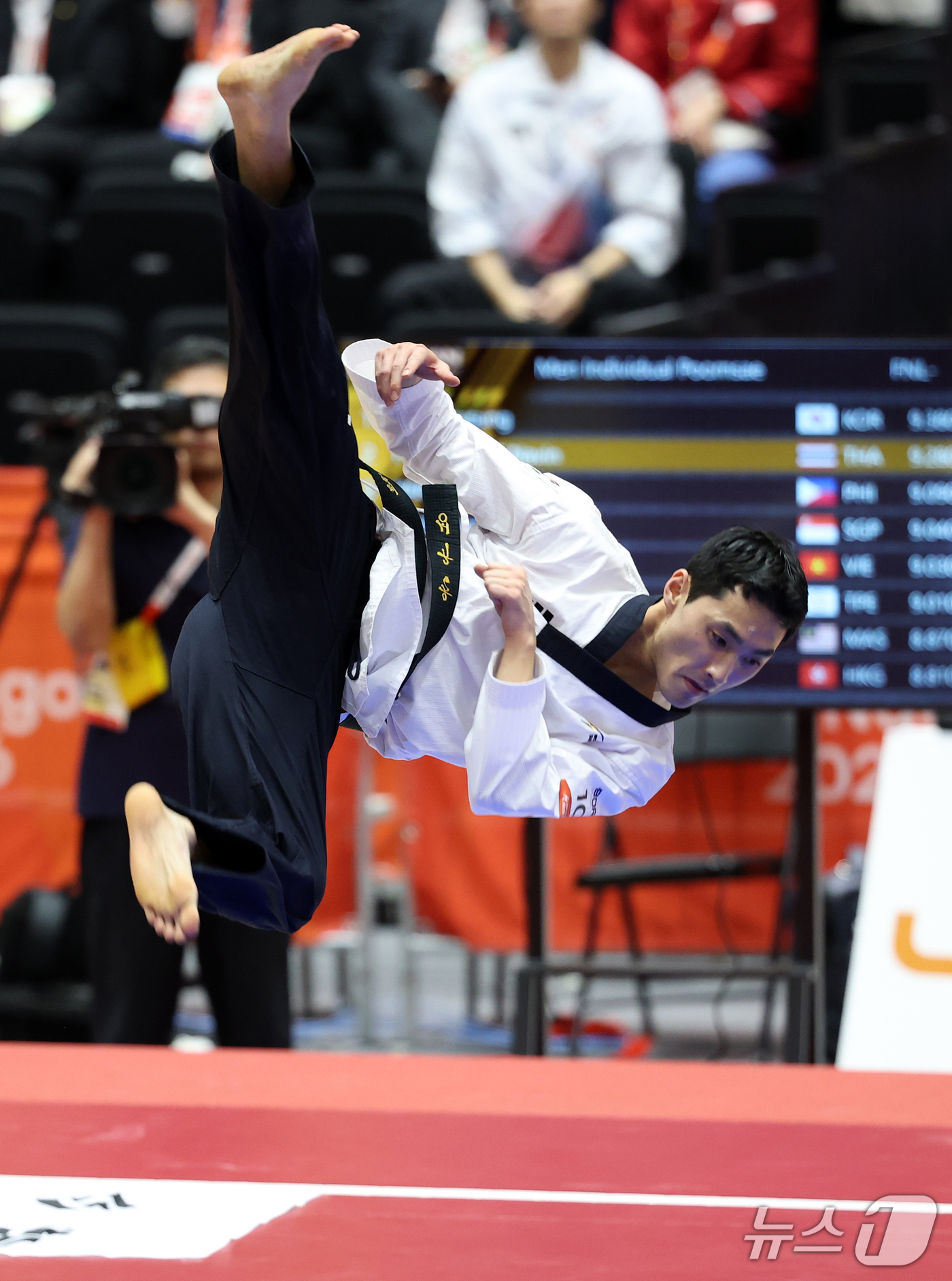 (도요하시=뉴스1) 안은나 기자 = 대한민국 윤규성이 1일 일본 도요하시 체육관에서 열린 2026 아이치·나고야 아시안게임 태권도 남자 개인 품새 결승전에서 금메달이 확정된 후 돌 …