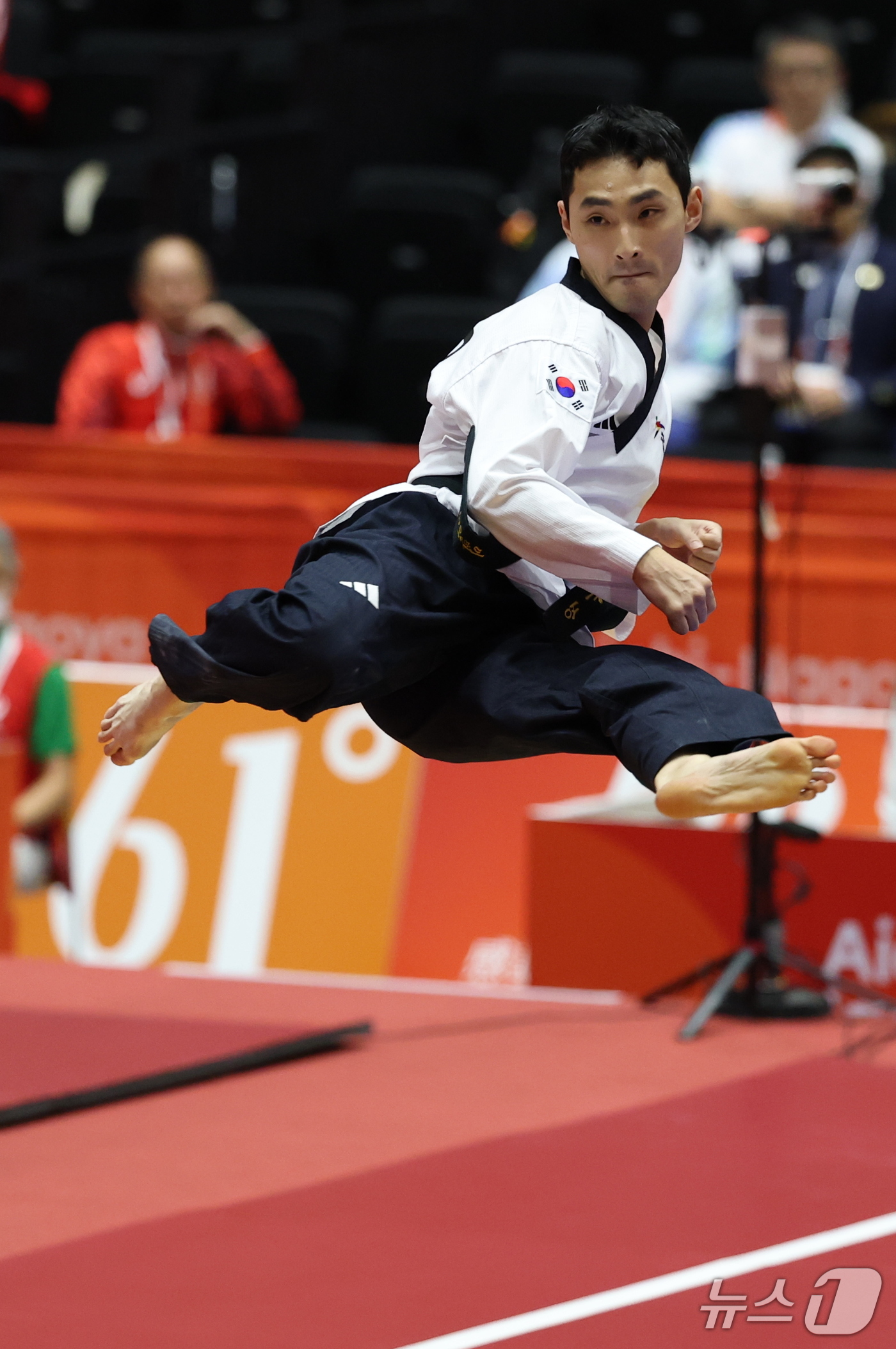 (도요하시=뉴스1) 안은나 기자 = 대한민국 윤규성이 1일 일본 도요하시 체육관에서 열린 2026 아이치·나고야 아시안게임 태권도 남자 개인 품새 결승전에서 경연을 펼치고 있다. …