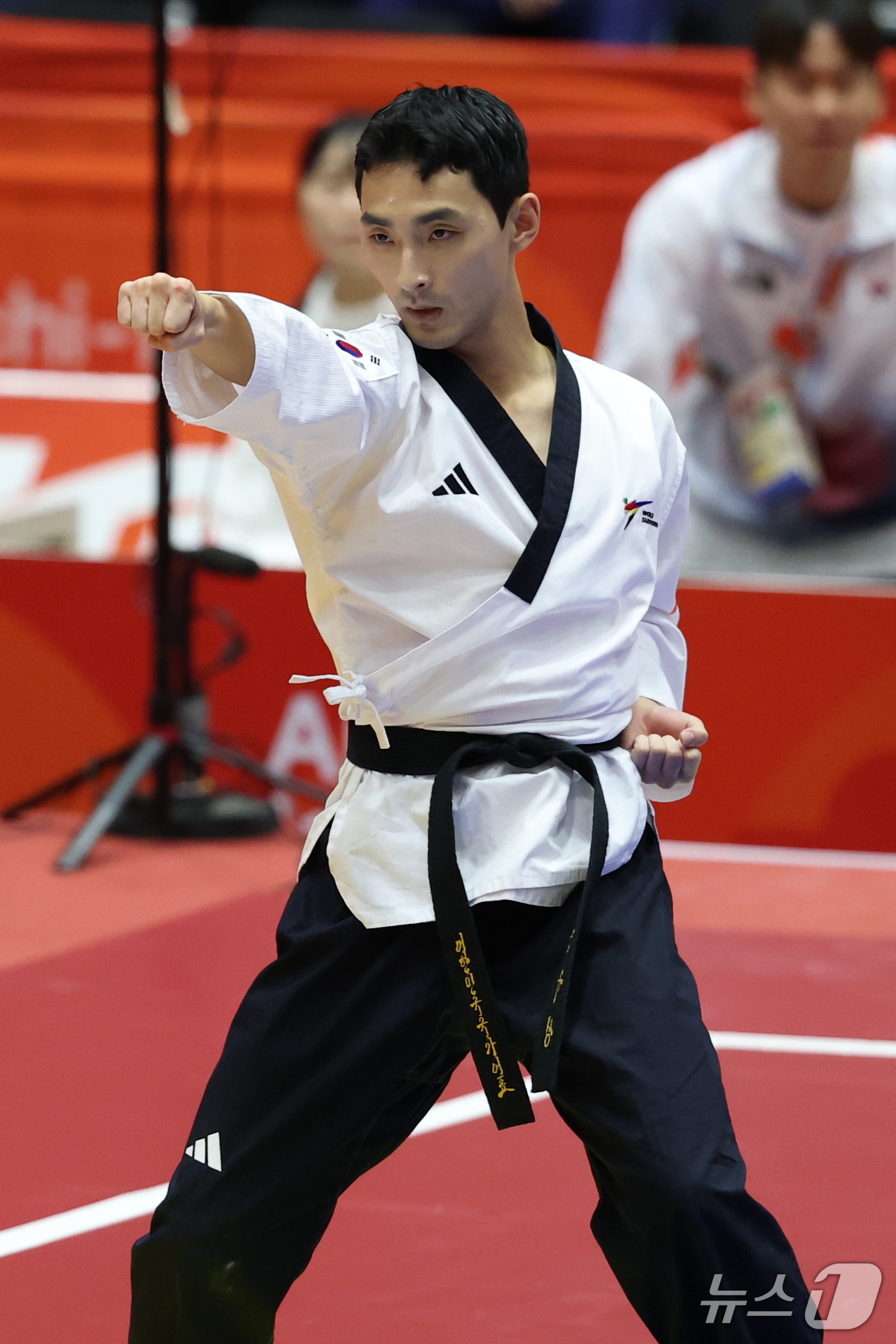 (도요하시=뉴스1) 안은나 기자 = 대한민국 윤규성이 1일 일본 도요하시 체육관에서 열린 2026 아이치·나고야 아시안게임 태권도 남자 개인 품새 결승전에서 경연을 펼치고 있다. …
