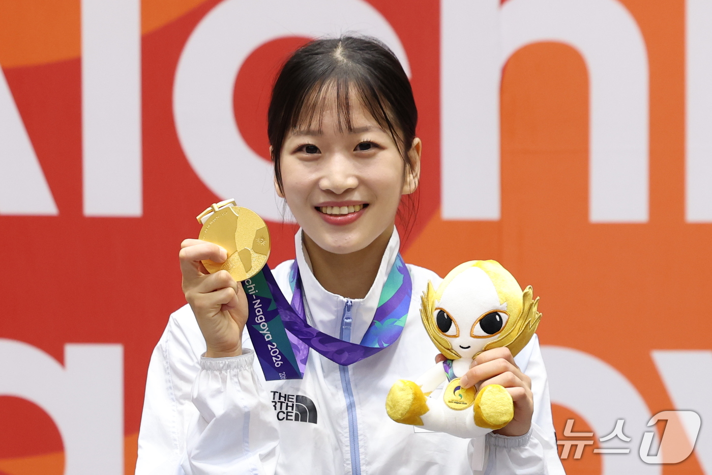 (도요하시=뉴스1) 안은나 기자 = 대한민국 정하은이 1일 일본 도요하시 체육관에서 열린 2026 아이치·나고야 아시안게임 태권도 여자 개인 품새 시상식에서 금메달과 인형을 들고 …