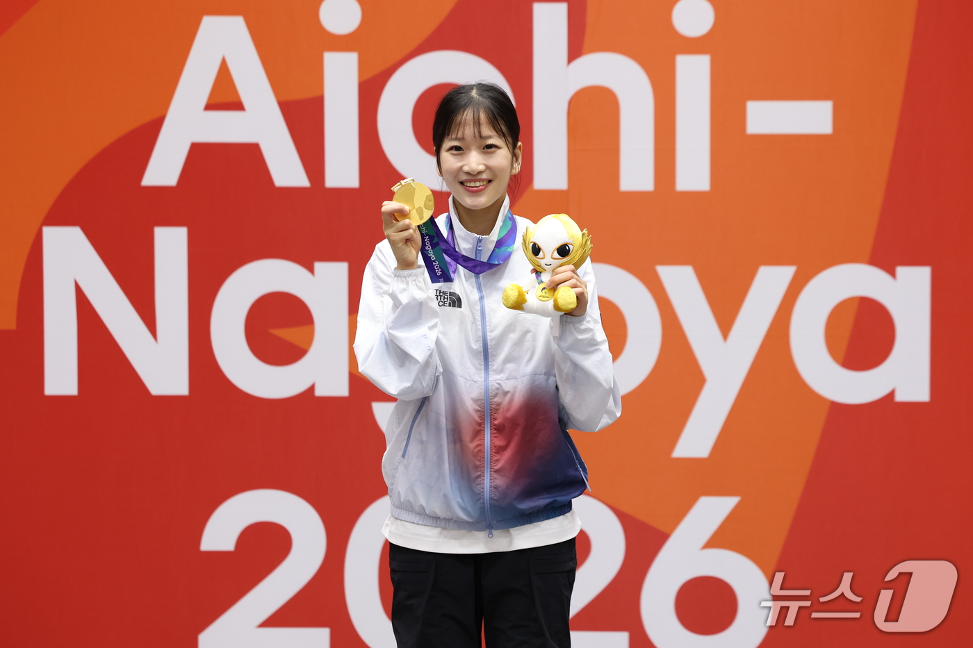 (도요하시=뉴스1) 안은나 기자 = 대한민국 정하은이 1일 일본 도요하시 체육관에서 열린 2026 아이치·나고야 아시안게임 태권도 여자 개인 품새 시상식에서 금메달과 인형을 들고 …