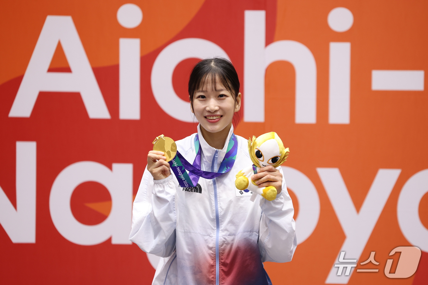 (도요하시=뉴스1) 안은나 기자 = 대한민국 정하은이 1일 일본 도요하시 체육관에서 열린 2026 아이치·나고야 아시안게임 태권도 여자 개인 품새 시상식에서 금메달과 인형을 들고 …