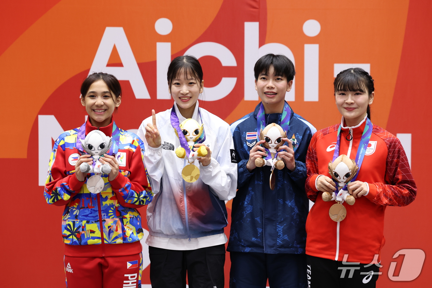 (도요하시=뉴스1) 안은나 기자 = 대한민국 정하은이 1일 일본 도요하시 체육관에서 열린 2026 아이치·나고야 아시안게임 태권도 여자 개인 품새 시상식에서 금메달을 목에 걸고 있 …
