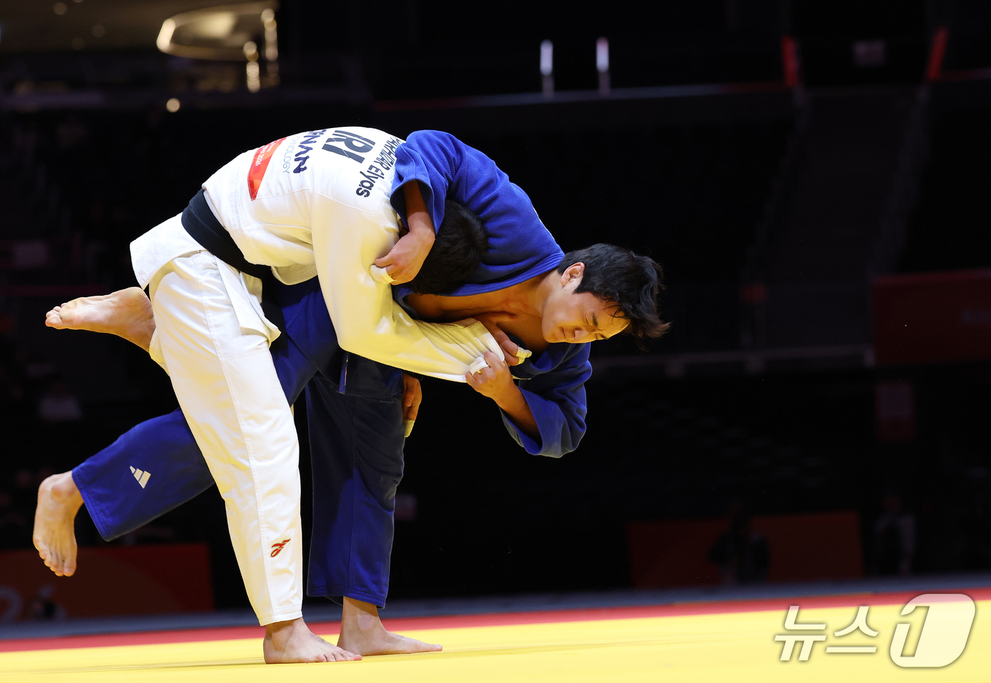(나고야=뉴스1) 김민지 기자 = 대한민국 이준환이 1일 일본 아이치 인터내셔널 아레나에서 열린 2026아이치·나고야 아시안게임 남자 81kg급 동메달 결정전에서 이란 엘리아스 파 …