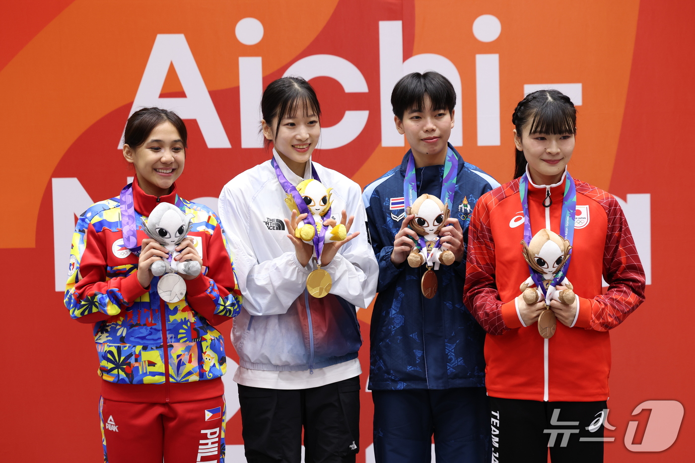 (도요하시=뉴스1) 안은나 기자 = 대한민국 정하은이 1일 일본 도요하시 체육관에서 열린 2026 아이치·나고야 아시안게임 태권도 여자 개인 품새 시상식에서 금메달을 목에 걸고 있 …