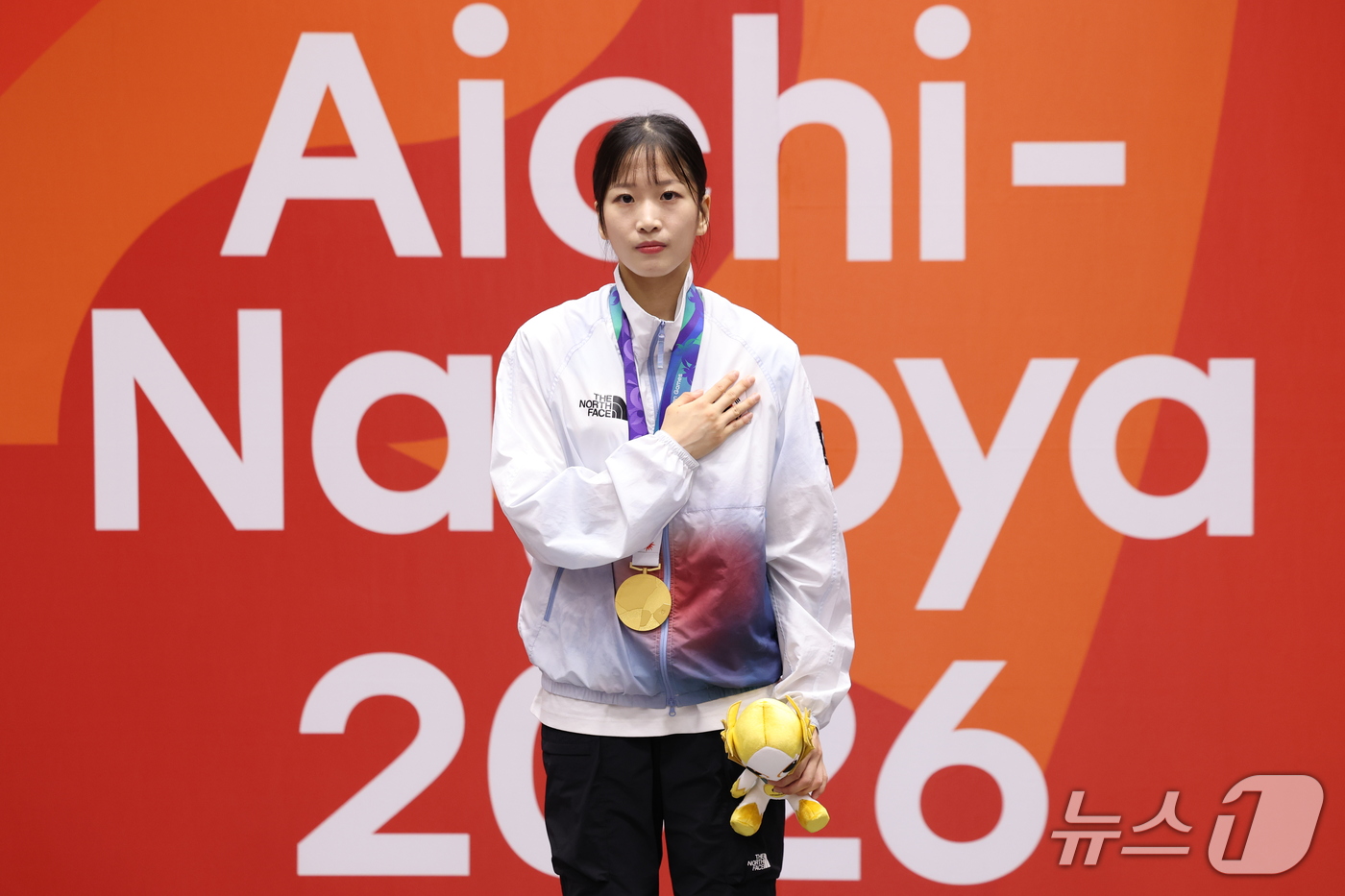 (도요하시=뉴스1) 안은나 기자 = 대한민국 정하은이 1일 일본 도요하시 체육관에서 열린 2026 아이치·나고야 아시안게임 태권도 여자 개인 품새 시상식에서 금메달을 목에 걸고 국 …
