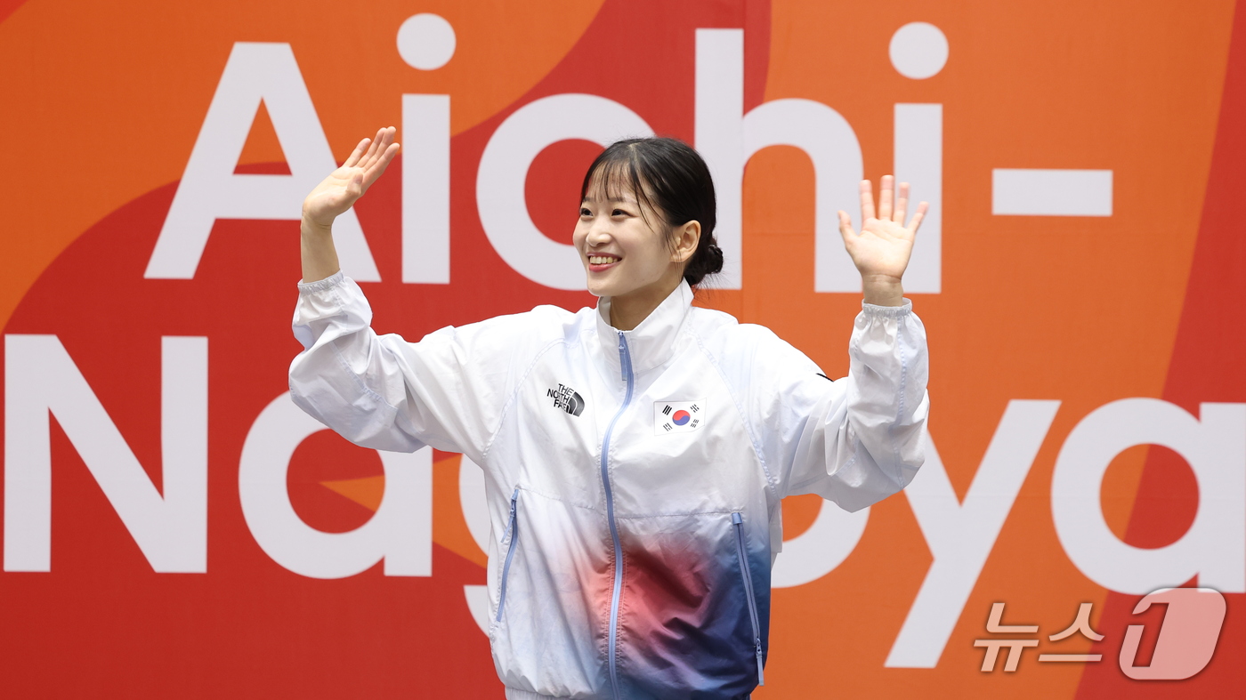 (도요하시=뉴스1) 안은나 기자 = 대한민국 정하은이 1일 일본 도요하시 체육관에서 열린 2026 아이치·나고야 아시안게임 태권도 여자 개인 품새 시상식에서 환한 미소를 짓고 있다 …
