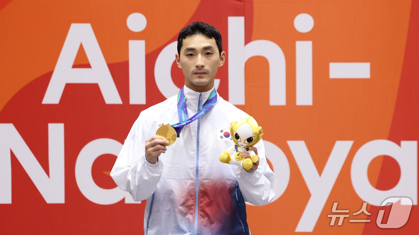 (도요하시=뉴스1) 안은나 기자 = 대한민국 윤규성이 1일 일본 도요하시 체육관에서 열린 2026 아이치·나고야 아시안게임 태권도 남자 개인 품새 시상식에서 금메달과 기념 인형을 …