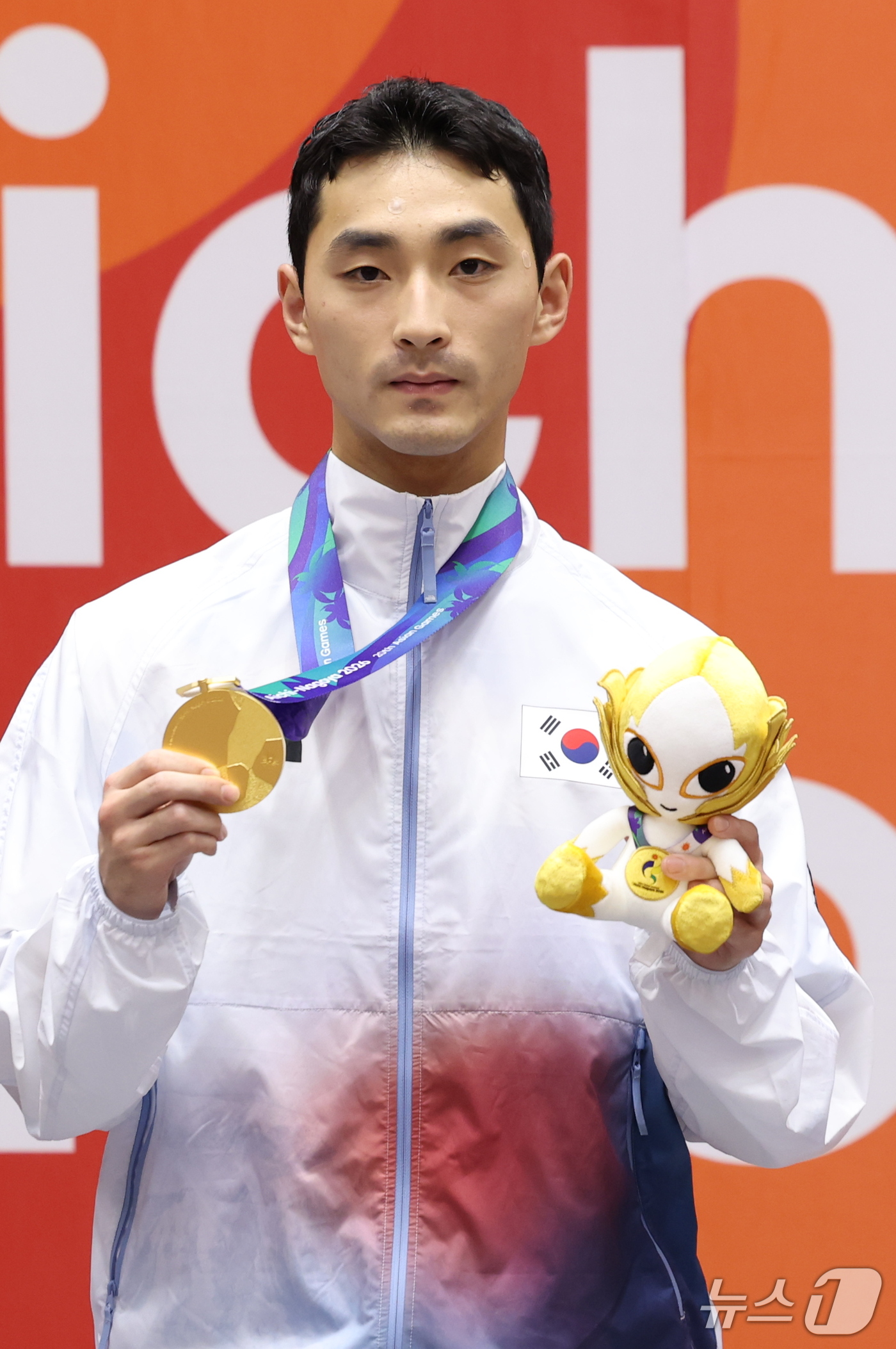 (도요하시=뉴스1) 안은나 기자 = 대한민국 윤규성이 1일 일본 도요하시 체육관에서 열린 2026 아이치·나고야 아시안게임 태권도 남자 개인 품새 시상식에서 금메달과 기념 인형을 …