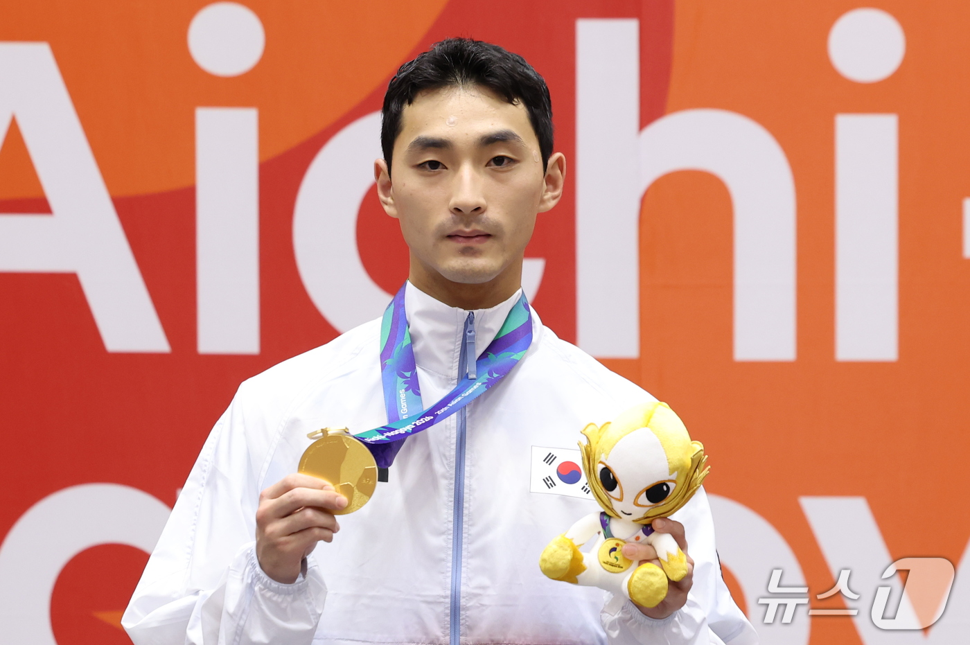 (도요하시=뉴스1) 안은나 기자 = 대한민국 윤규성이 1일 일본 도요하시 체육관에서 열린 2026 아이치·나고야 아시안게임 태권도 남자 개인 품새 시상식에서 금메달을 목에 걸고 있 …