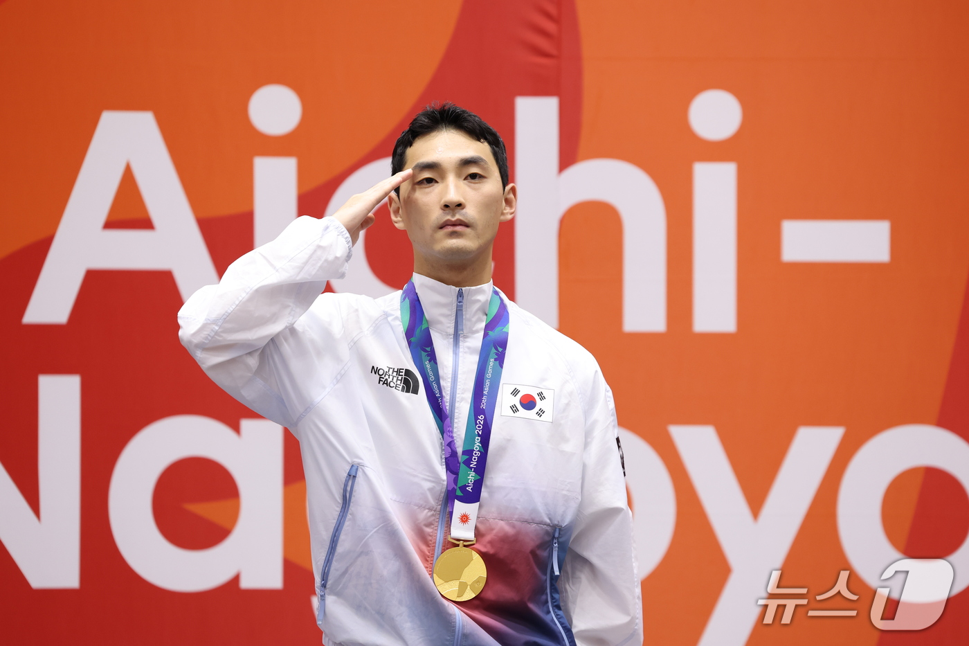 (도요하시=뉴스1) 안은나 기자 = 대한민국 윤규성이 1일 일본 도요하시 체육관에서 열린 2026 아이치·나고야 아시안게임 태권도 남자 개인 품새 시상식에서 금메달을 목에 걸고 국 …