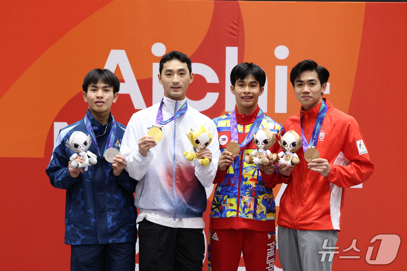 (도요하시=뉴스1) 안은나 기자 = 대한민국 윤규성(왼쪽 두 번째)이 1일 일본 도요하시 체육관에서 열린 2026 아이치·나고야 아시안게임 태권도 남자 개인 품새 시상식에서 금메달 …