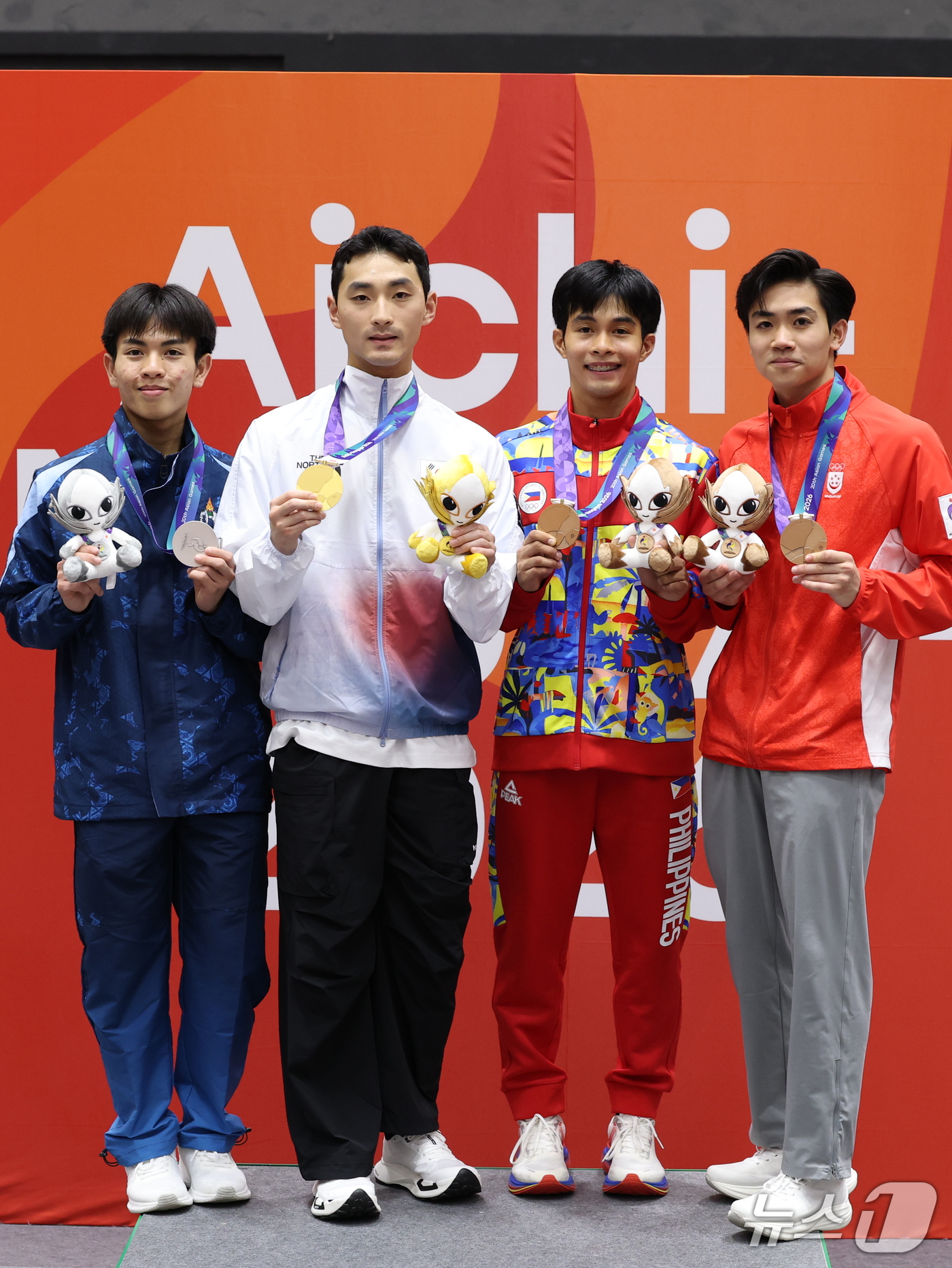 (도요하시=뉴스1) 안은나 기자 = 대한민국 윤규성(왼쪽 두 번째)이 1일 일본 도요하시 체육관에서 열린 2026 아이치·나고야 아시안게임 태권도 남자 개인 품새 시상식에서 금메달 …