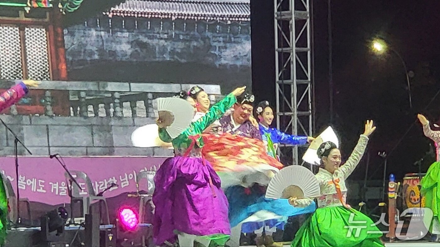 본문 이미지 - 강원 정선과 전국을 넘어 세계에 알려진 '정선아리랑'의 축제 '제51회 정선아리랑제'가 1일 정선읍 일원에서 성황리에 개막했다. 4일까지 열리는 이 축제는 정선공설운동장과 아리랑센터, 아리샘터, 아라리공원 등에서 펼쳐진다. 2026.10.1/뉴스1 신관호 기자